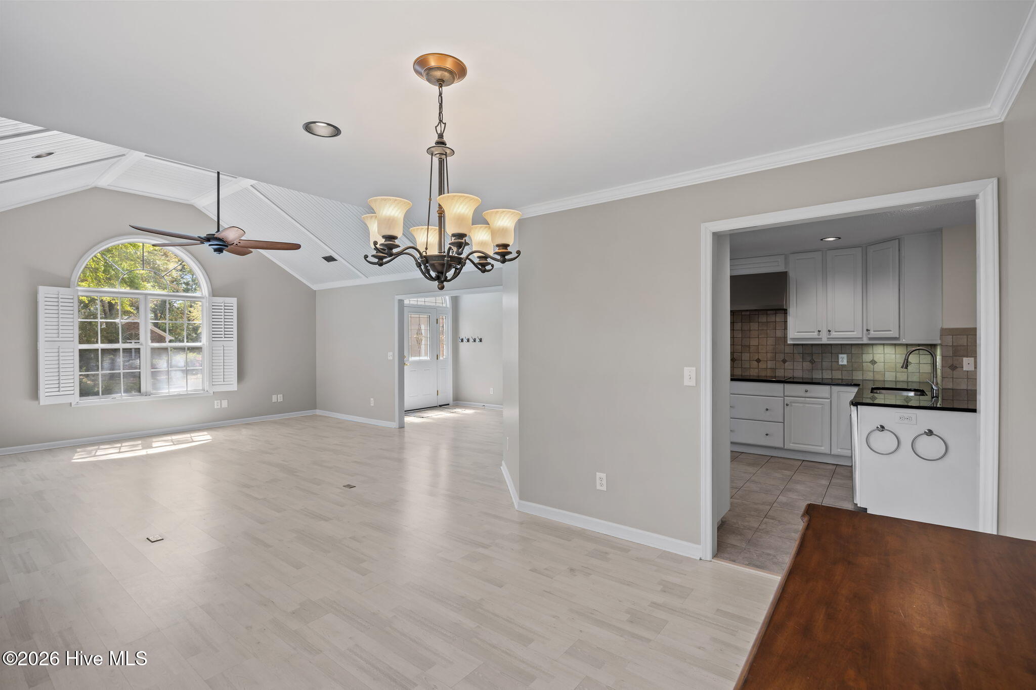 100565188 | Photo 10