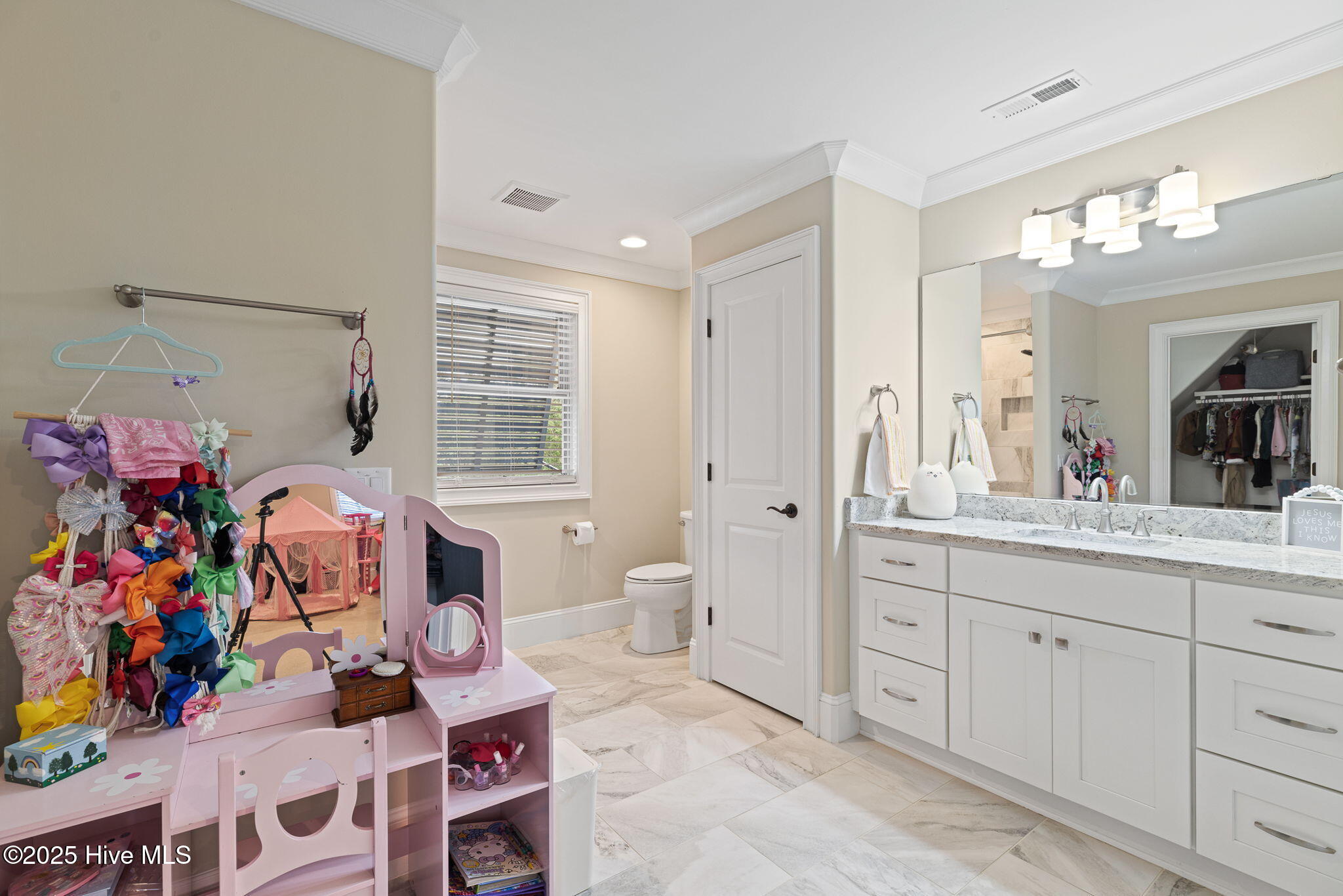 100548245 | Photo 41