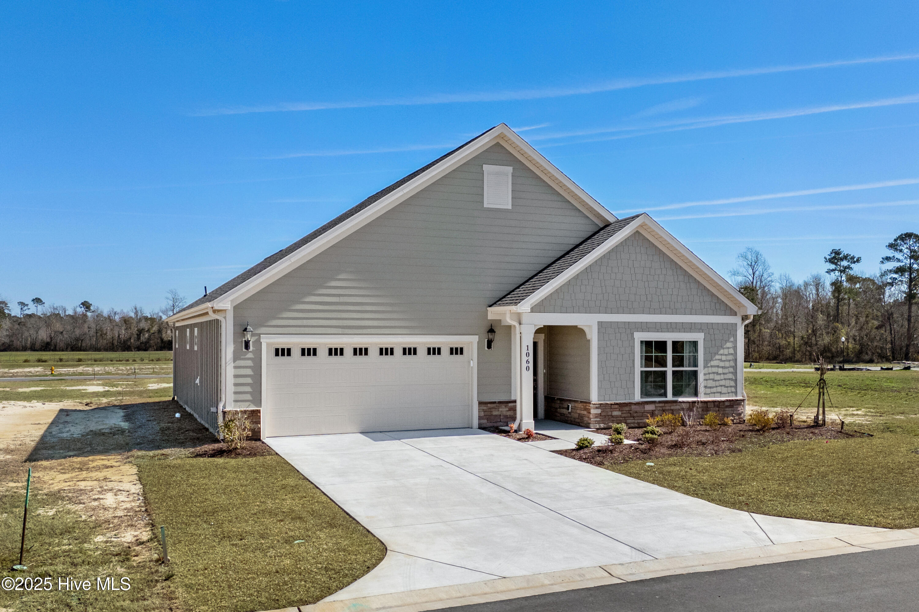 100549256 | Photo 35