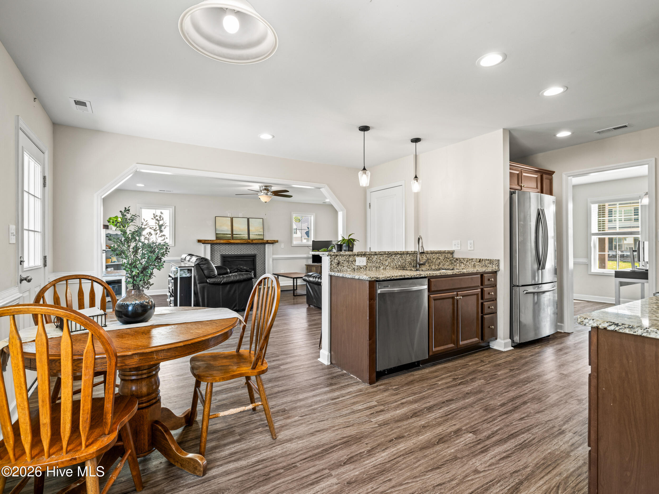 100565211 | Photo 25