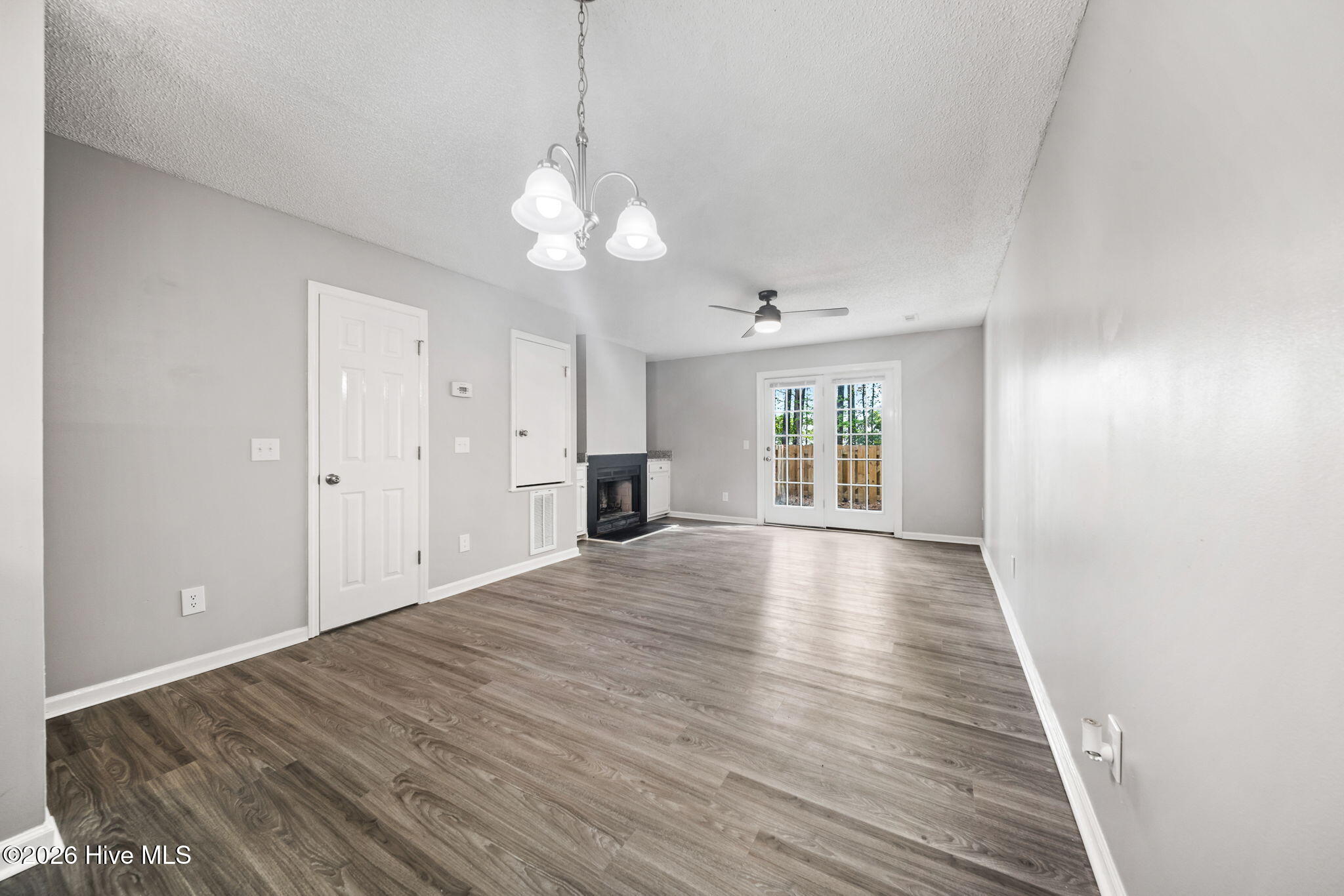 100565173 | Photo 25