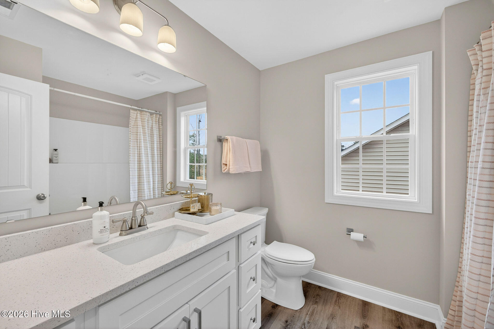 100548274 | Photo 25