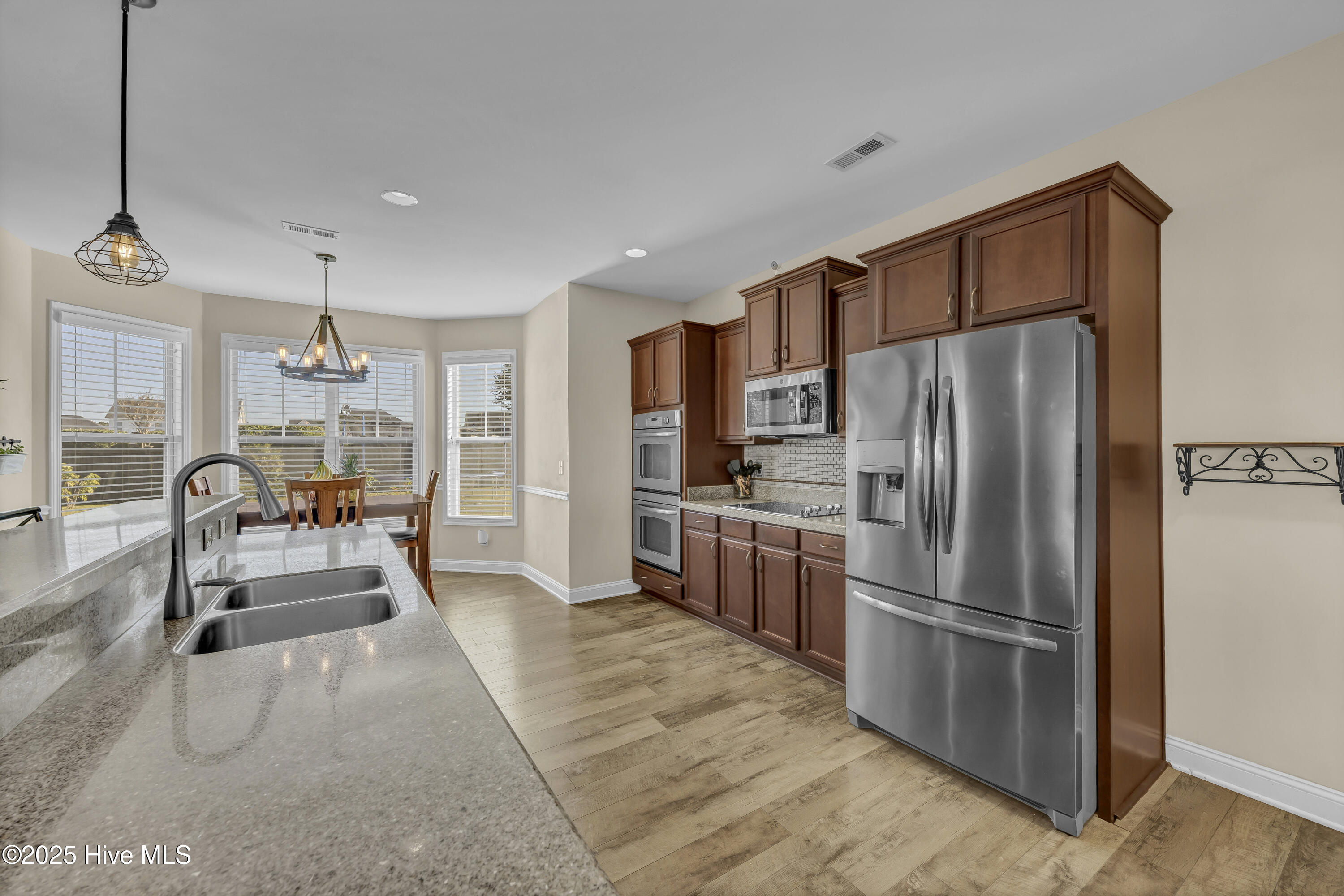 100549704 | Photo 18