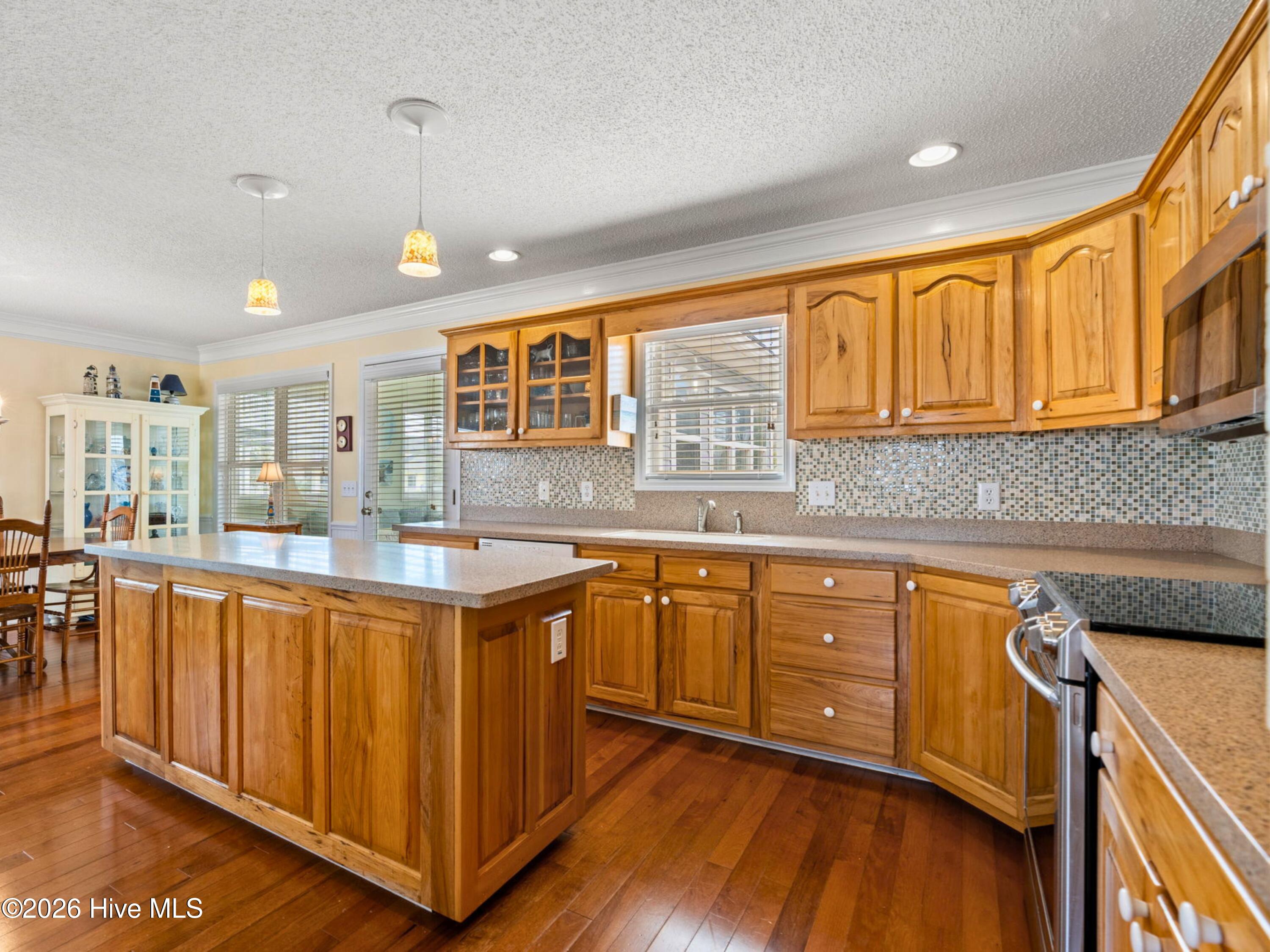 100564720 | Photo 10