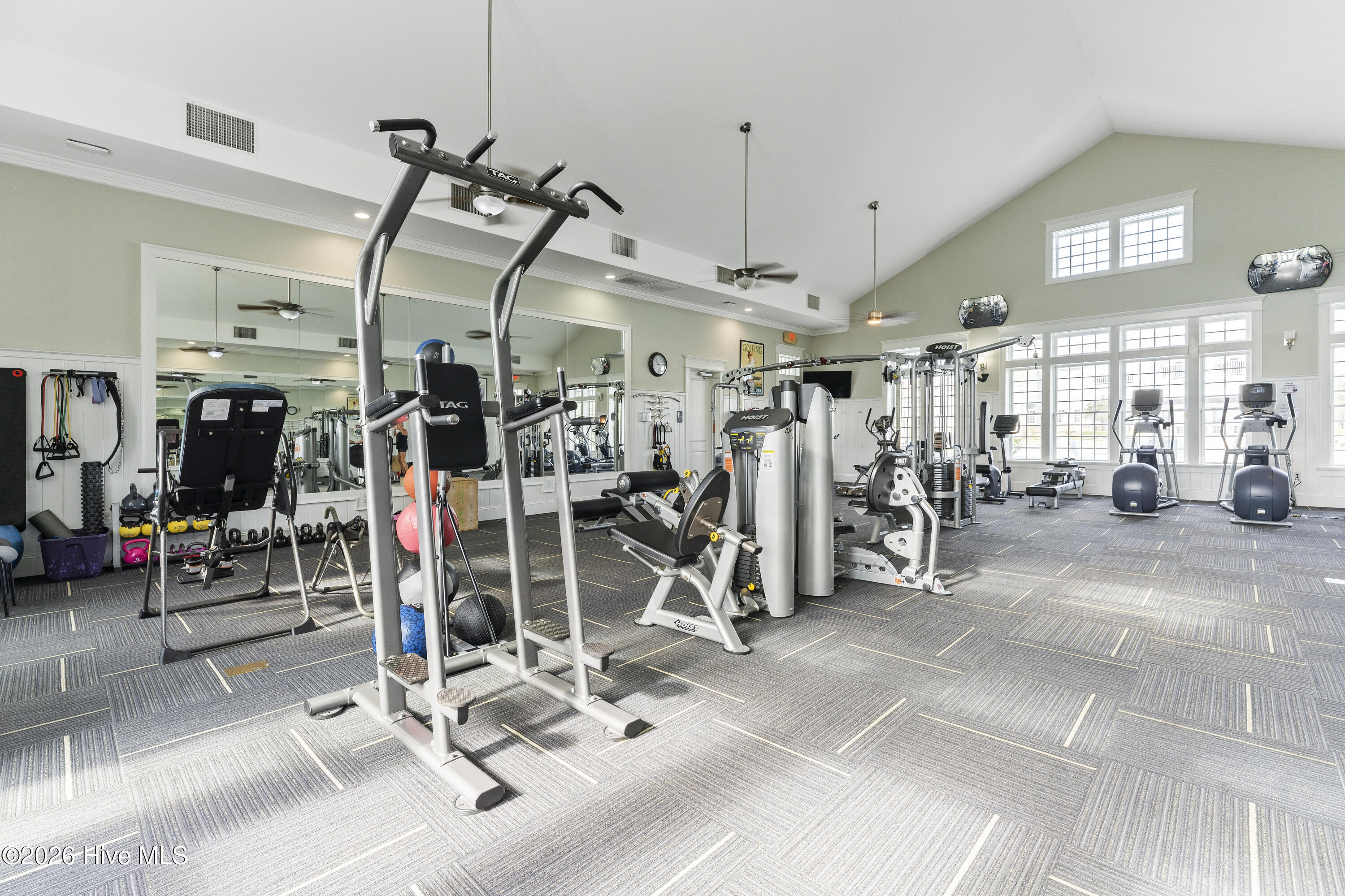 100568018 | Photo 76