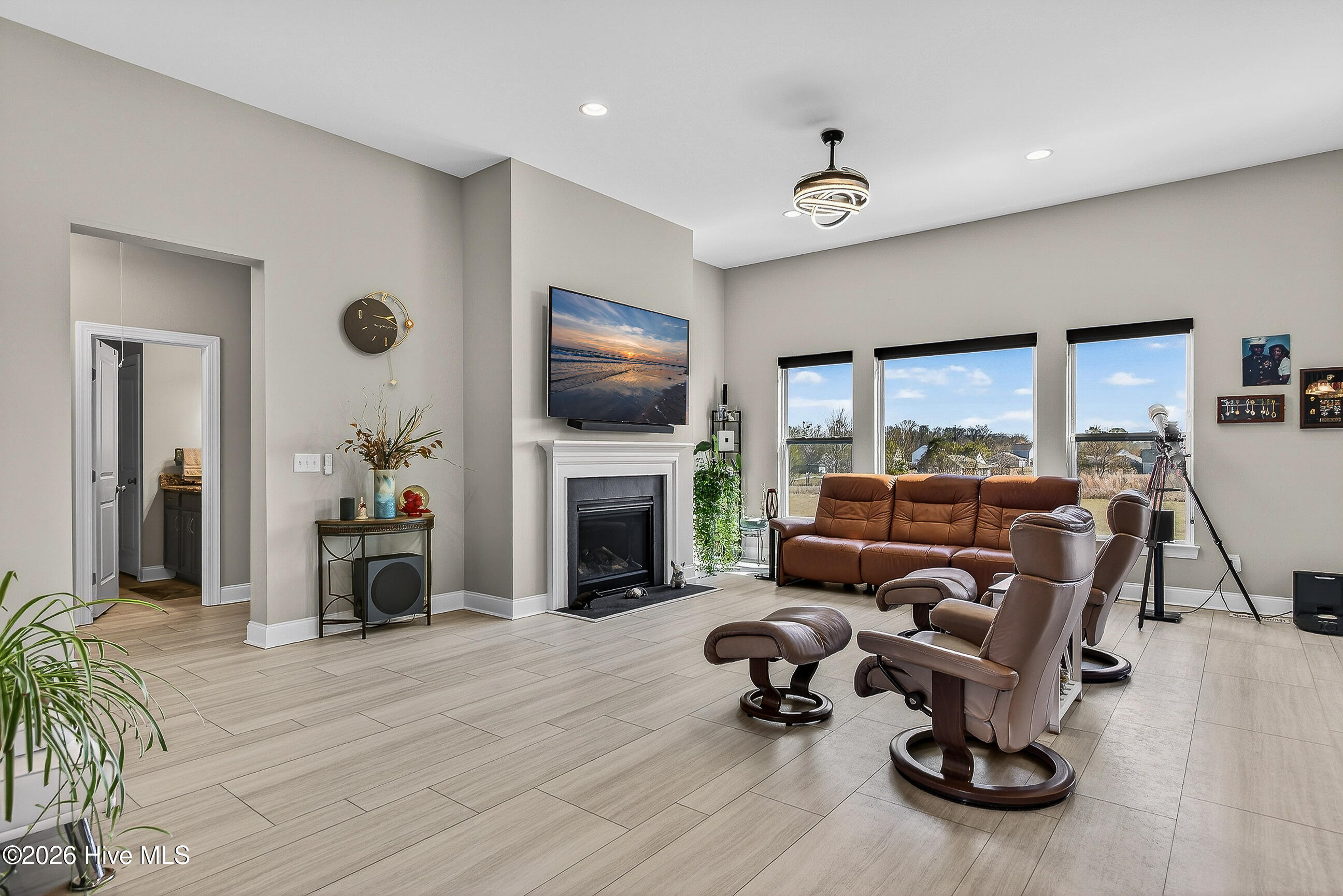 100561338 | Photo 11