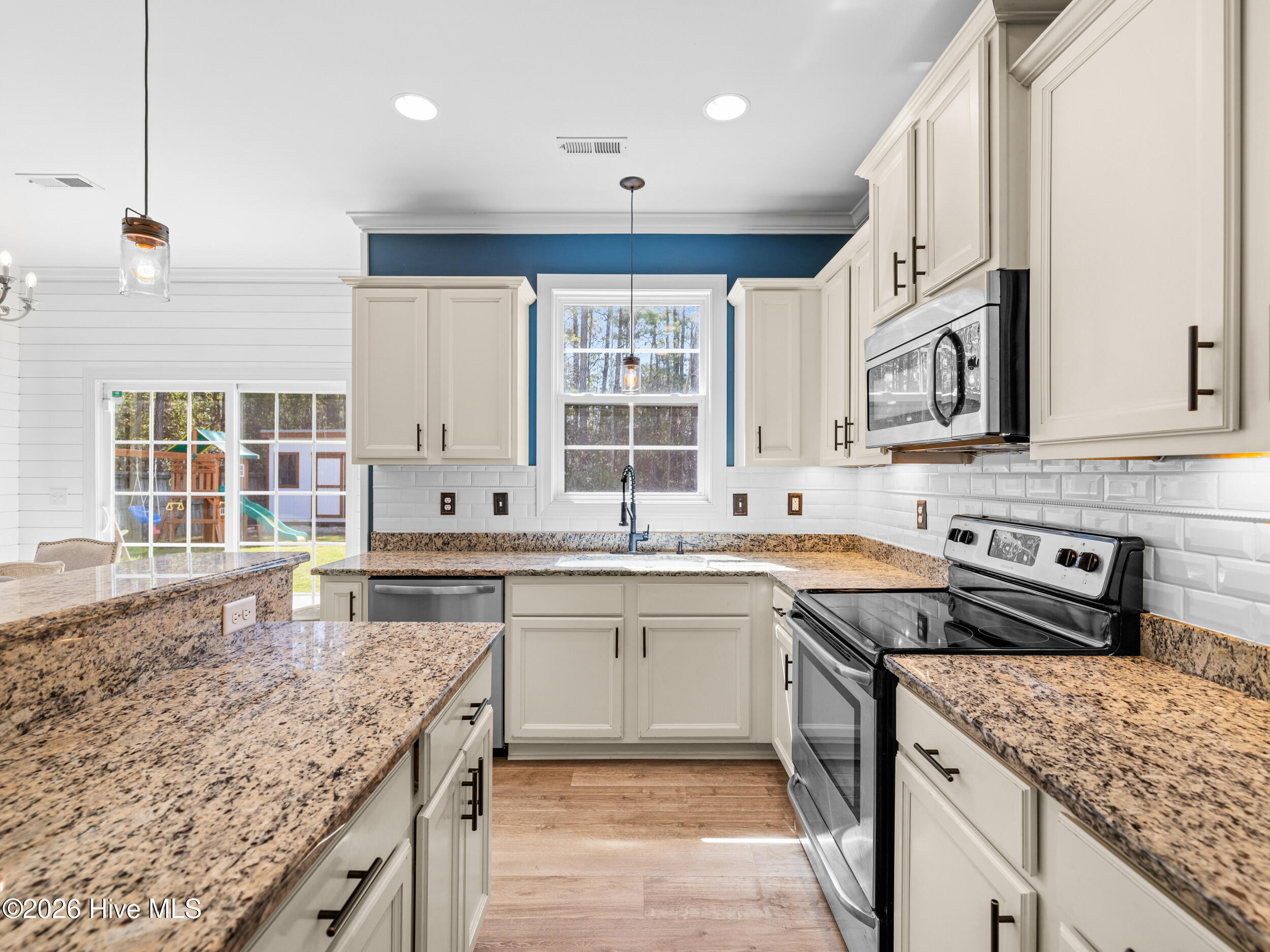 100566633 | Photo 30