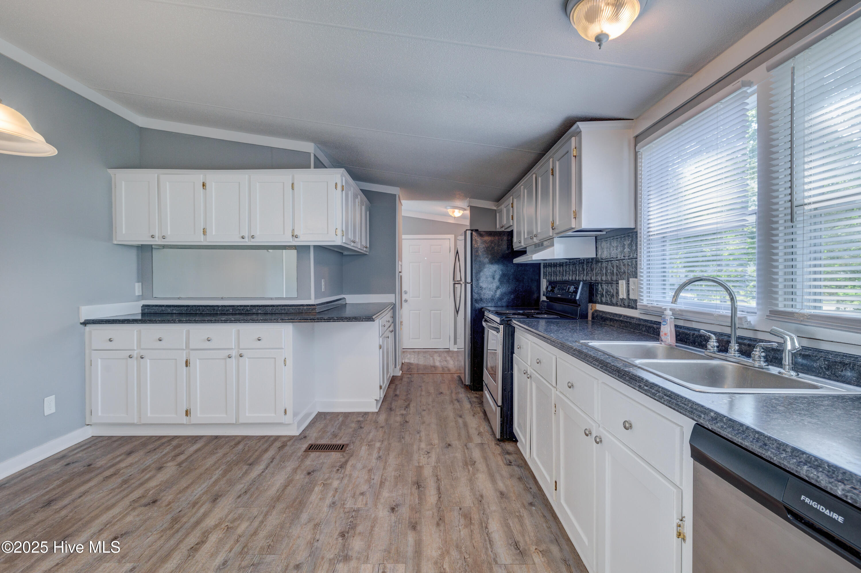 100516648 | Photo 19