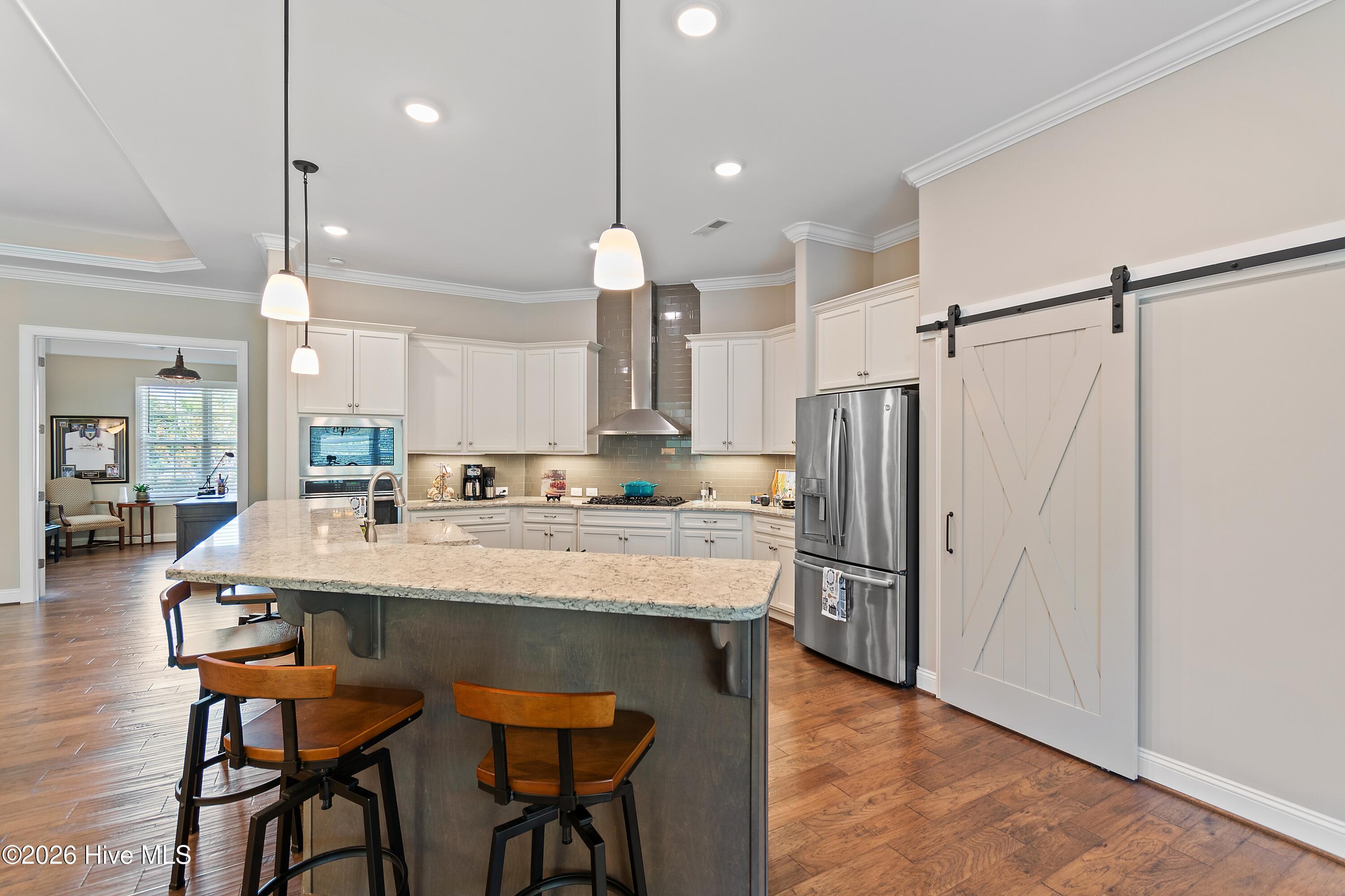 100568990 | Photo 19