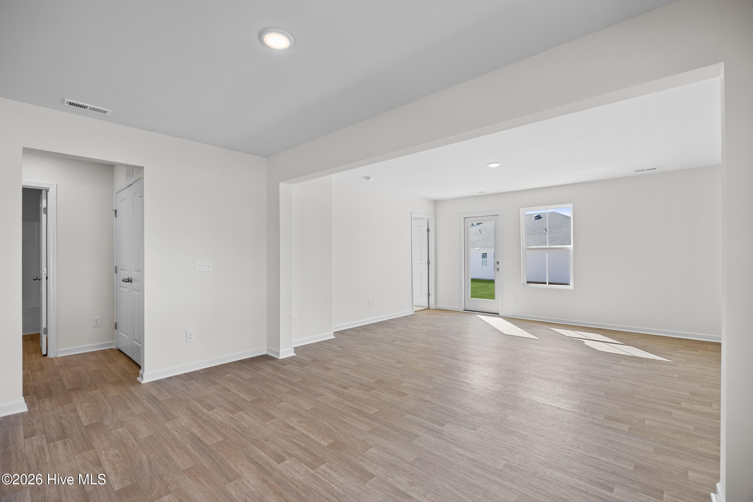 100535744 | Photo 10