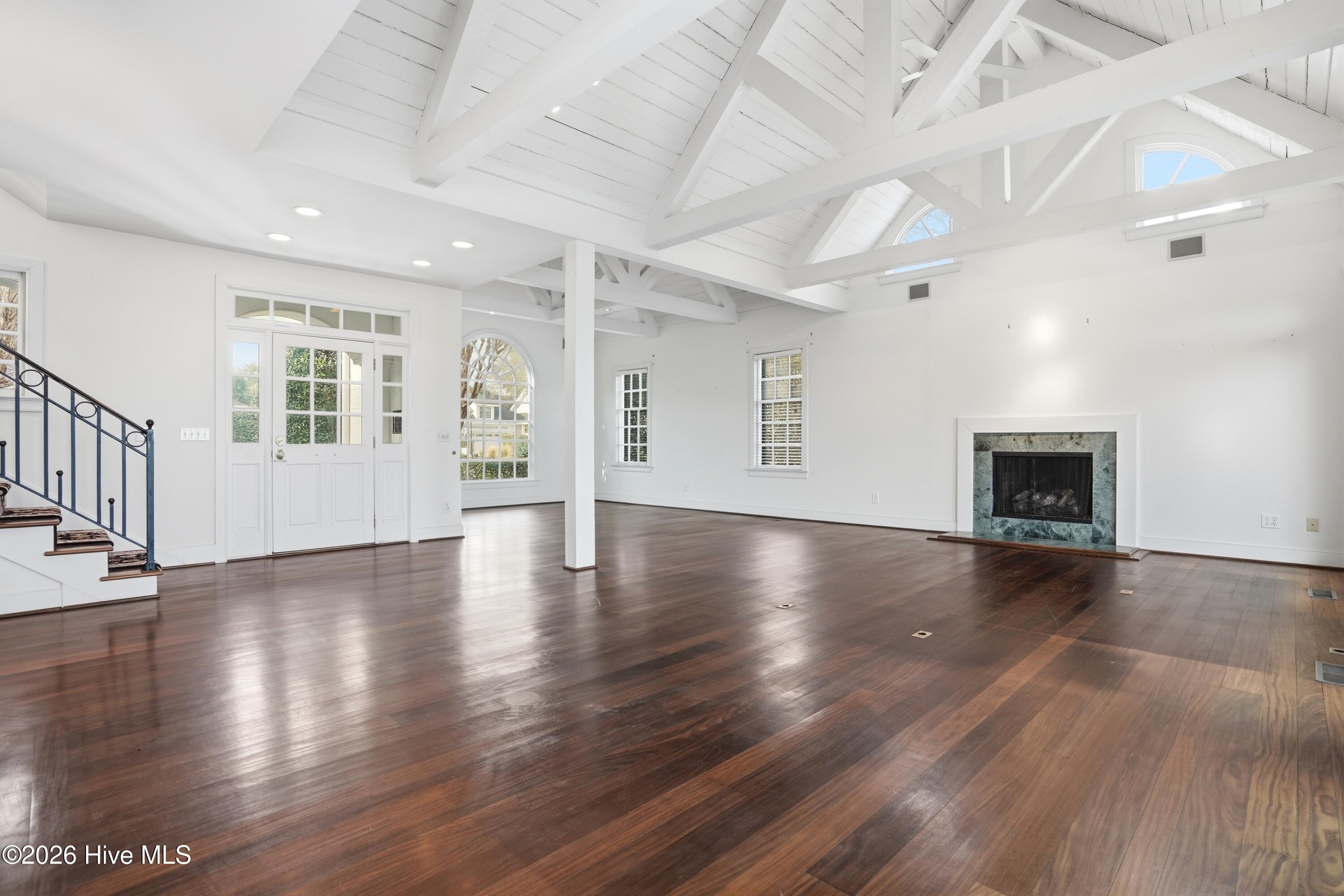 100556046 | Photo 14