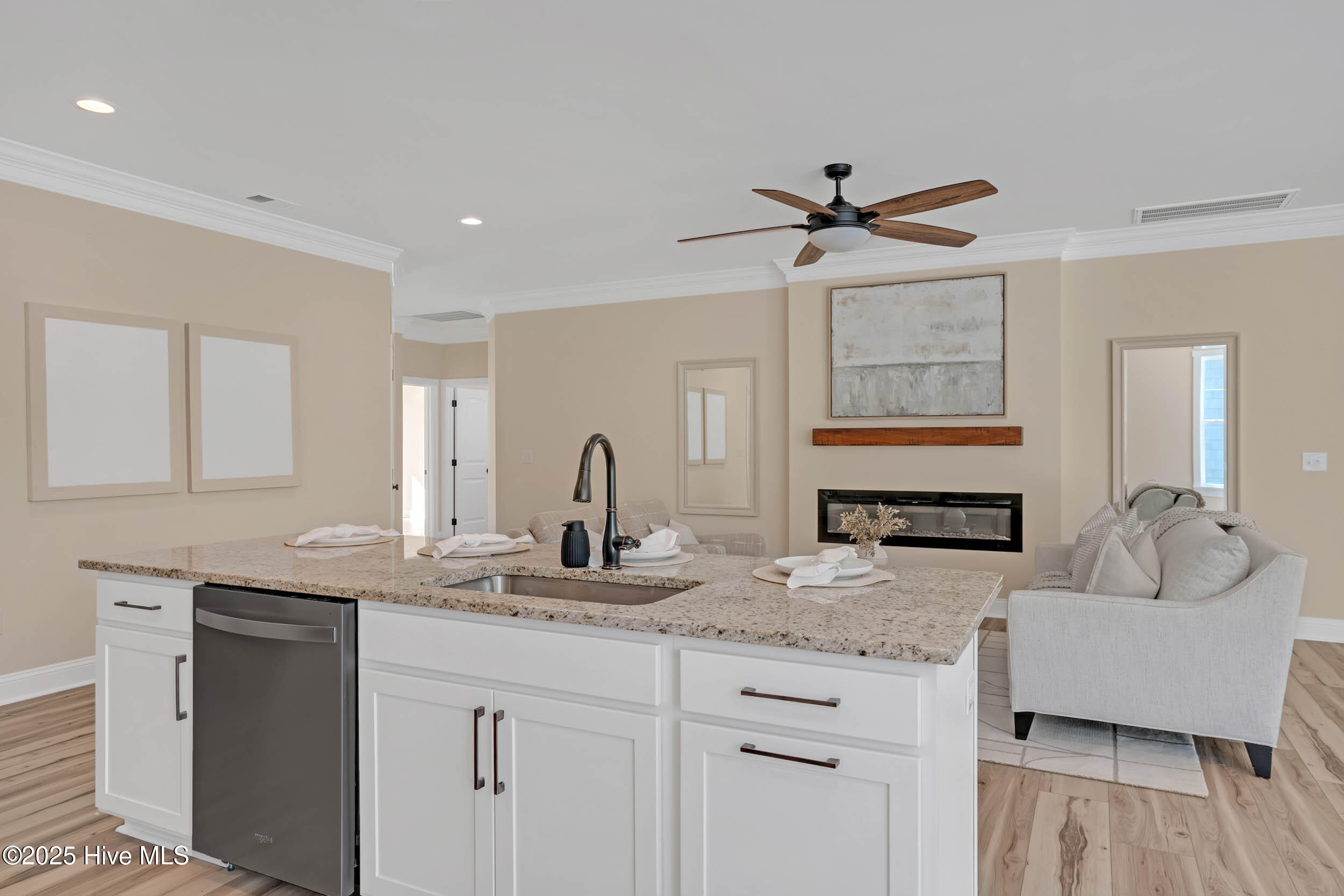 100460470 | Photo 22