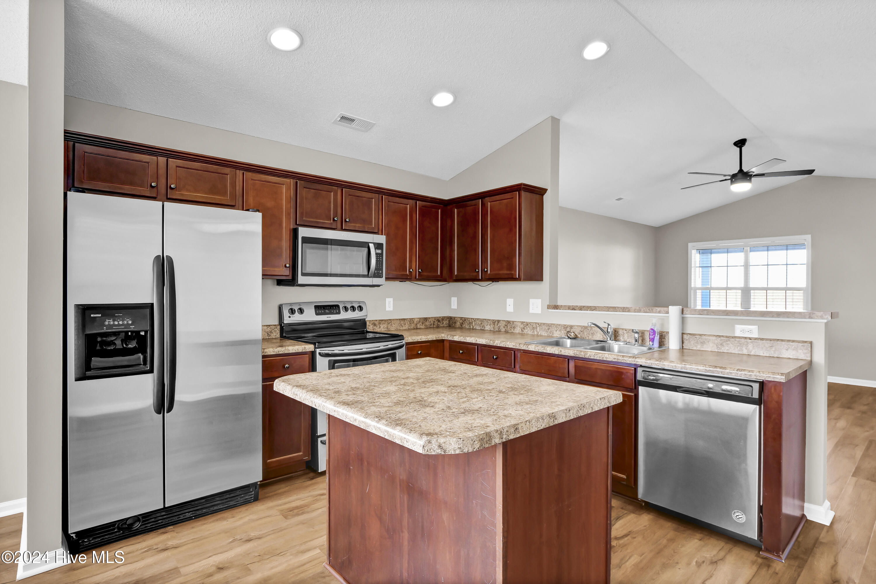 100565199 | Photo 10