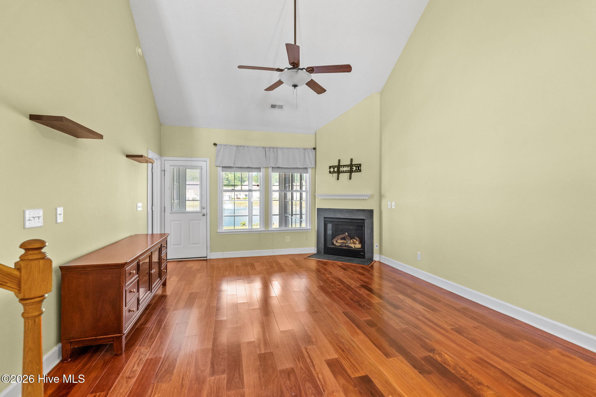 100570340 | Photo 16