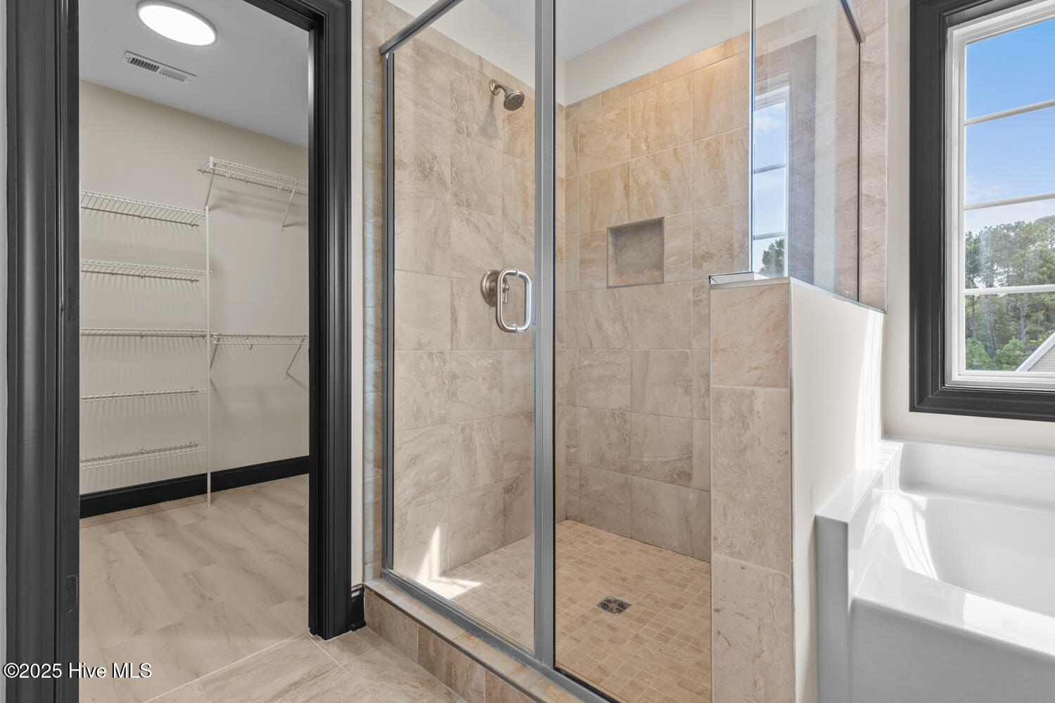 100536323 | Photo 33