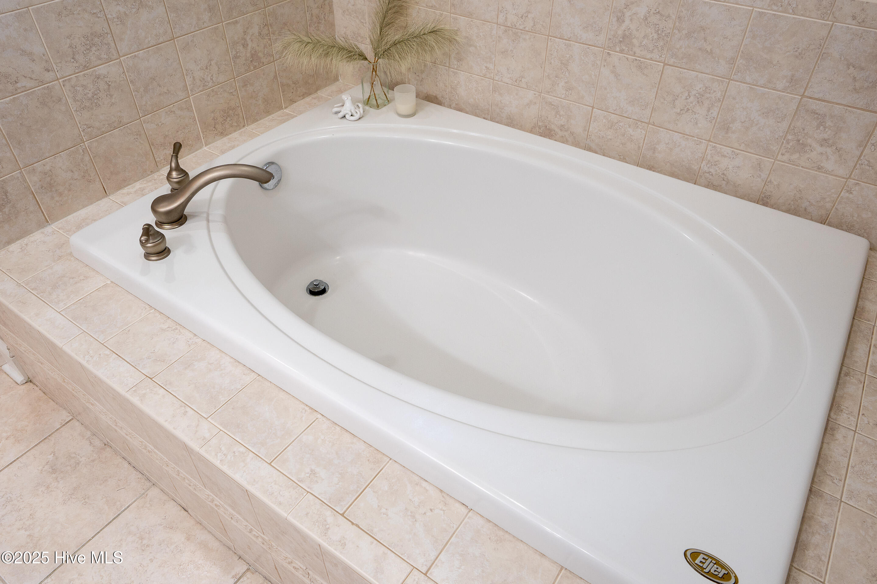 100528274 | Photo 30