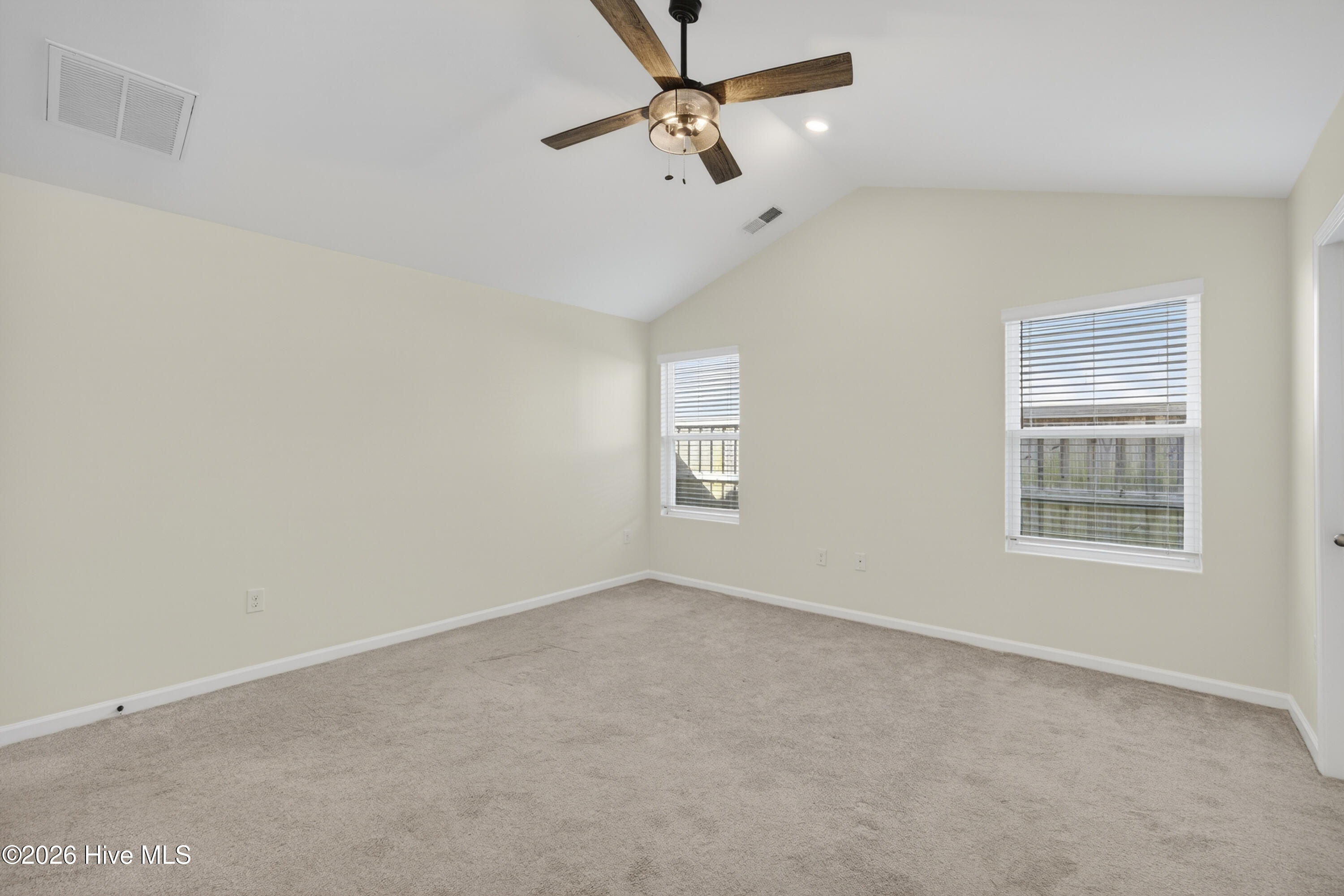 100553083 | Photo 18