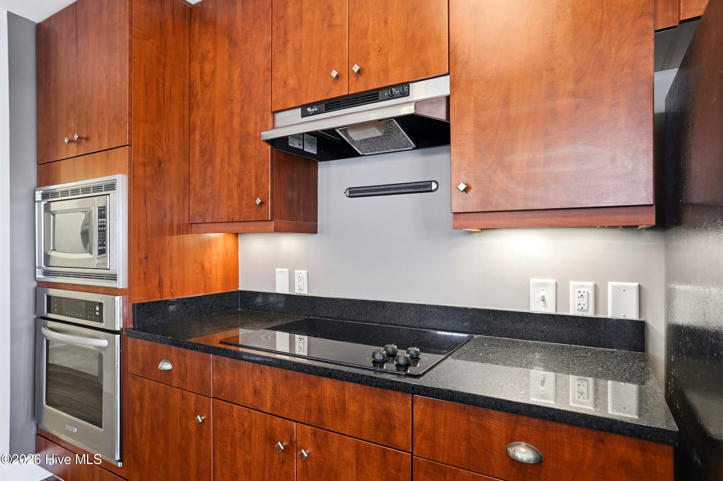 100570172 | Photo 12