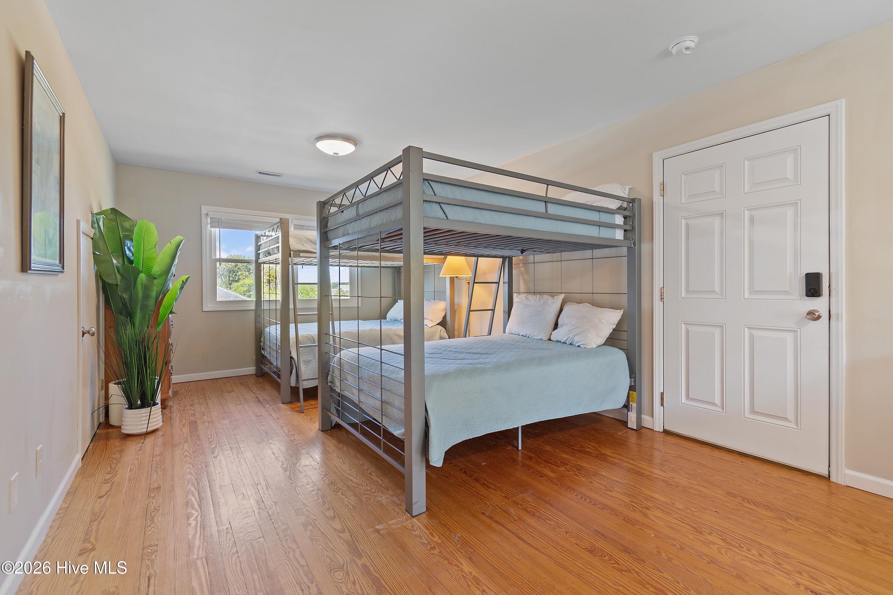 100569880 | Photo 21