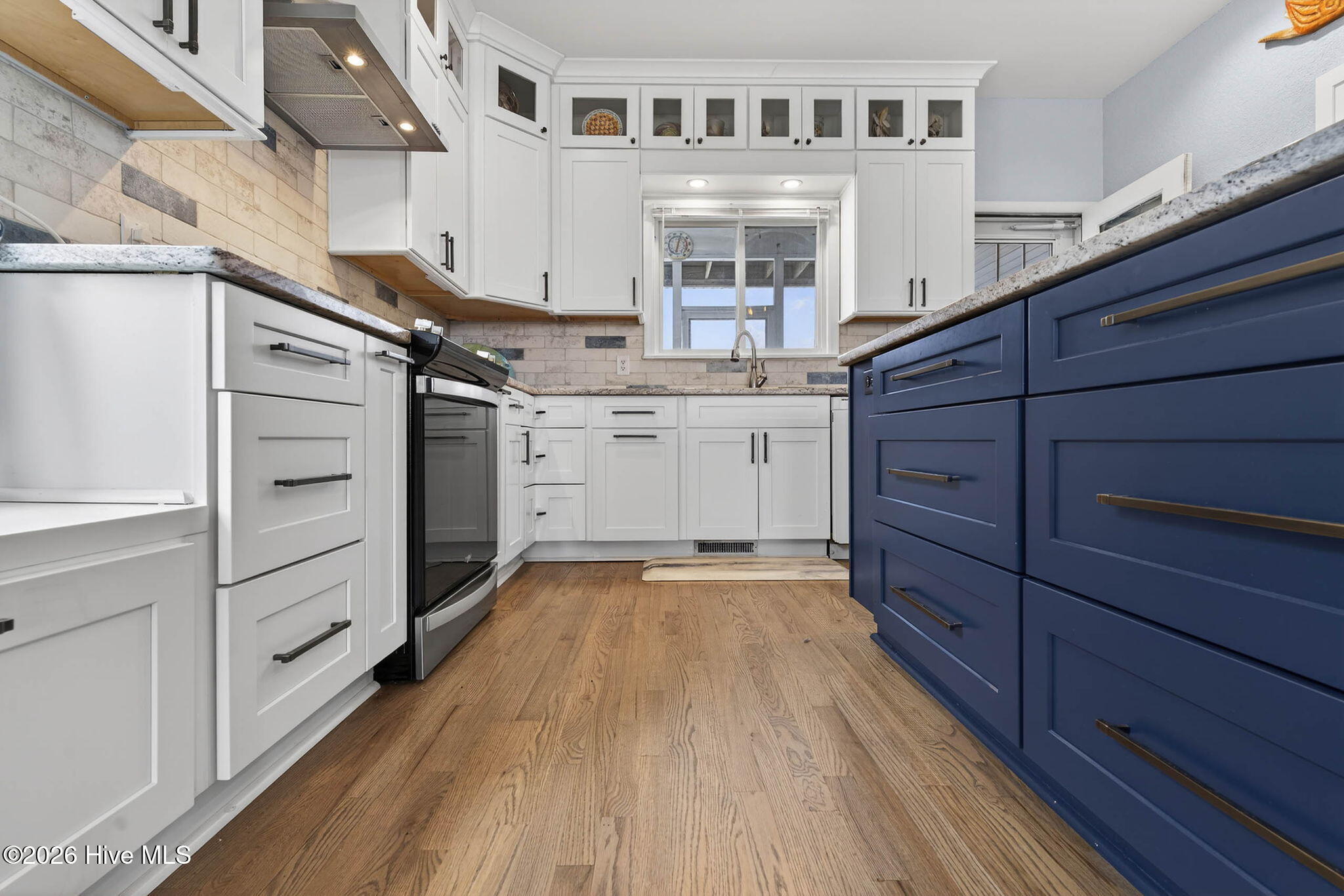 100562885 | Photo 15