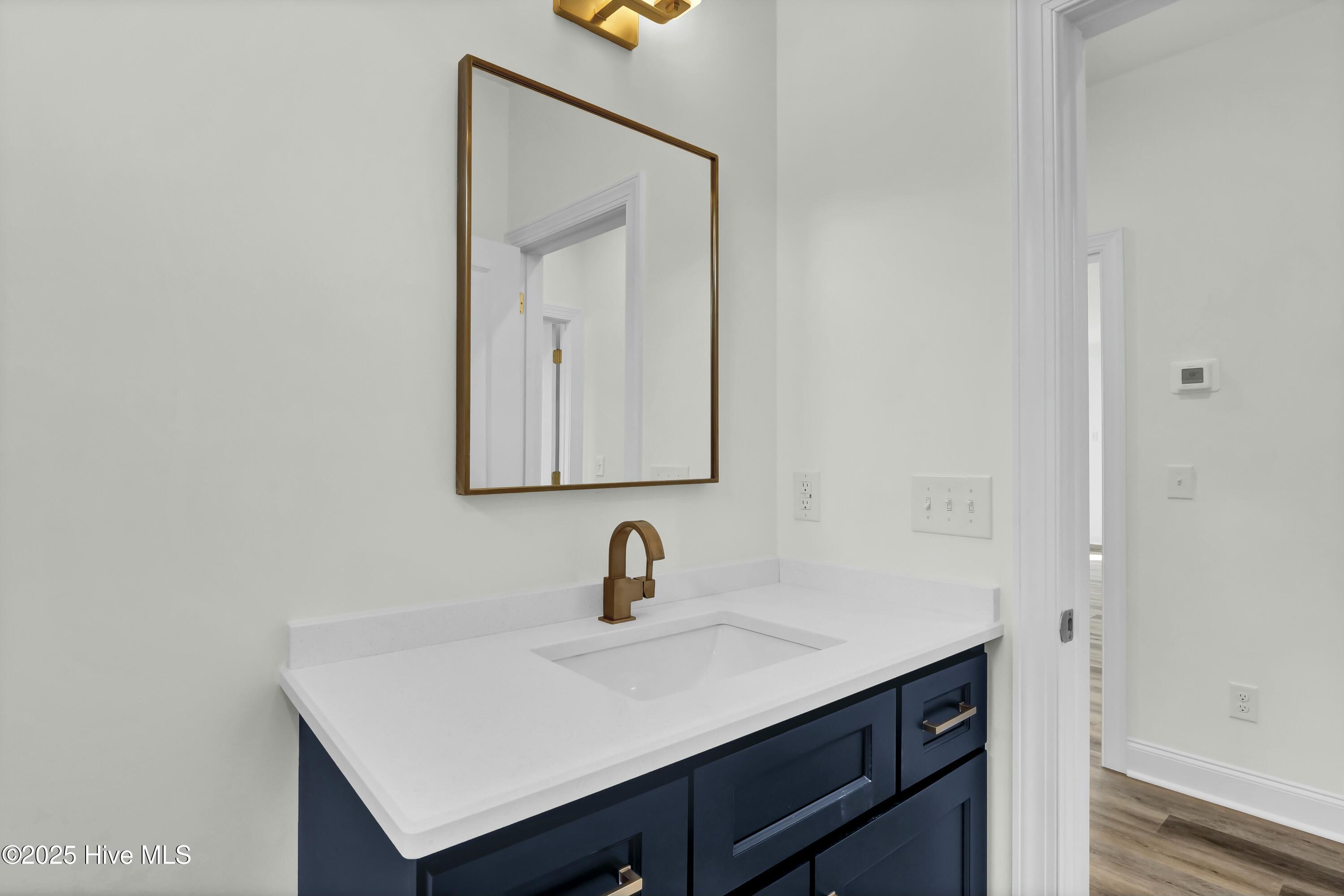 100486370 | Photo 26