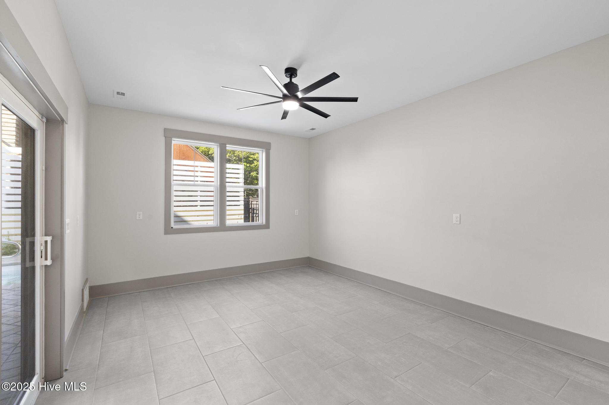 100517946 | Photo 32