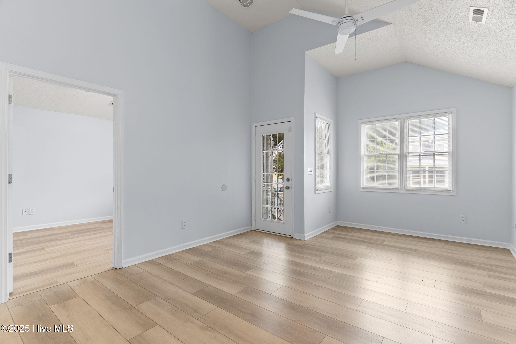 100534947 | Photo 15