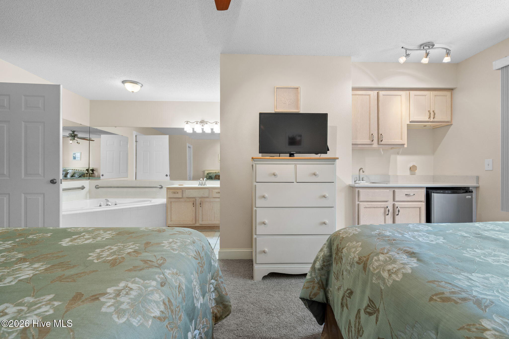 100569270 | Photo 25