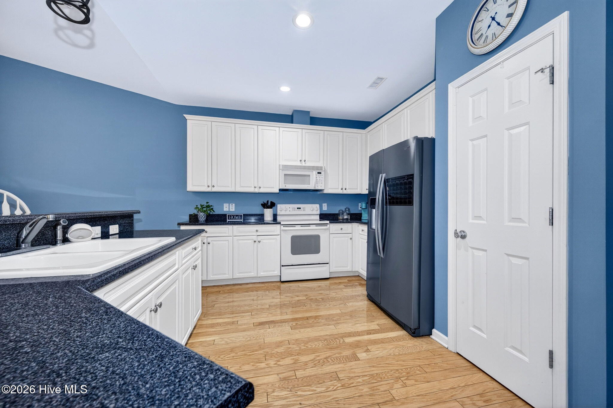 100570606 | Photo 10