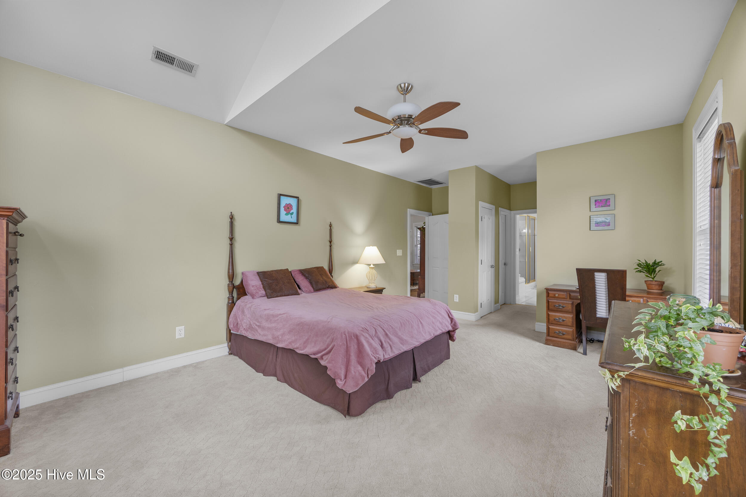 100543890 | Photo 27