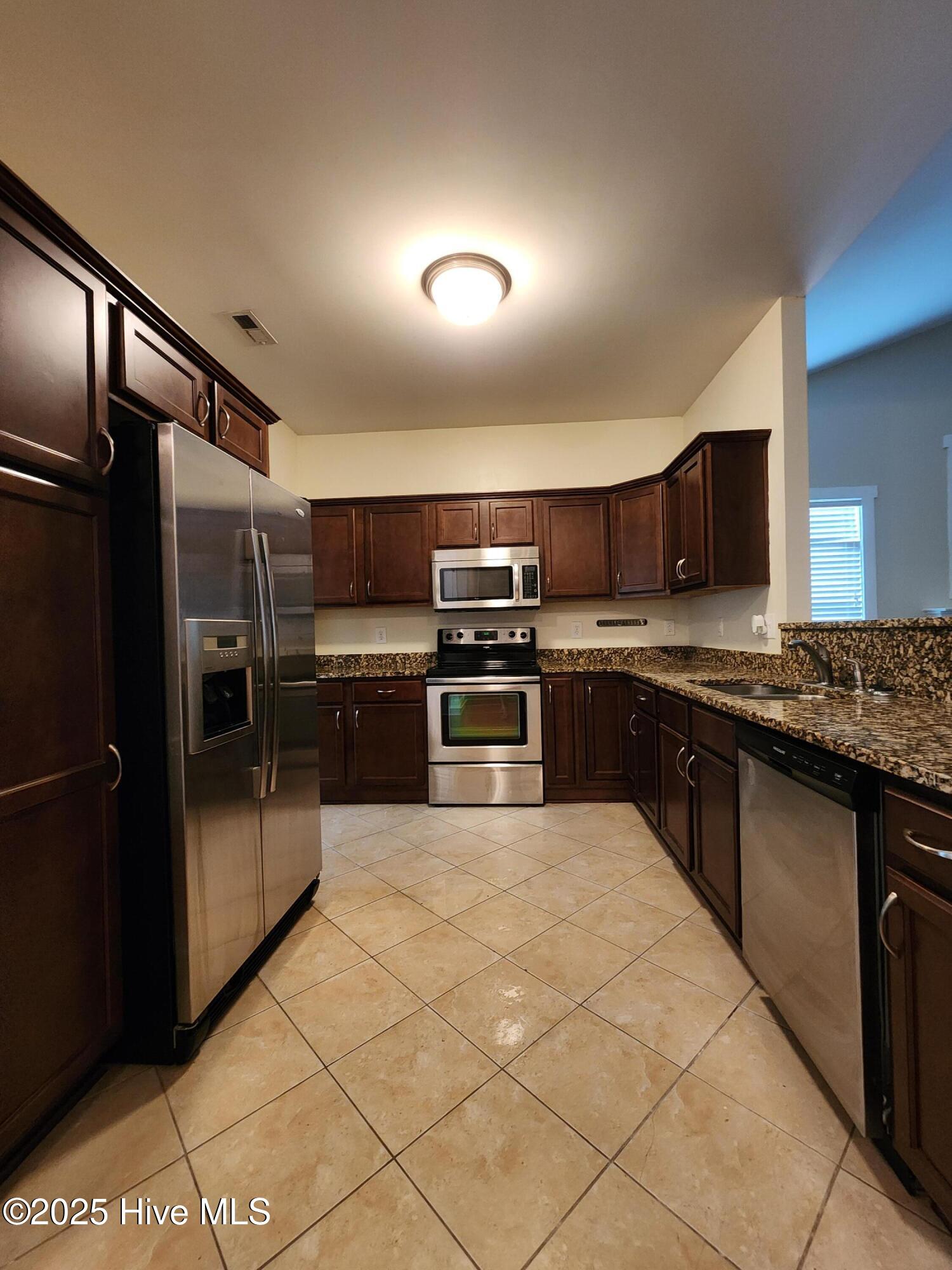 100569156 | Photo 11