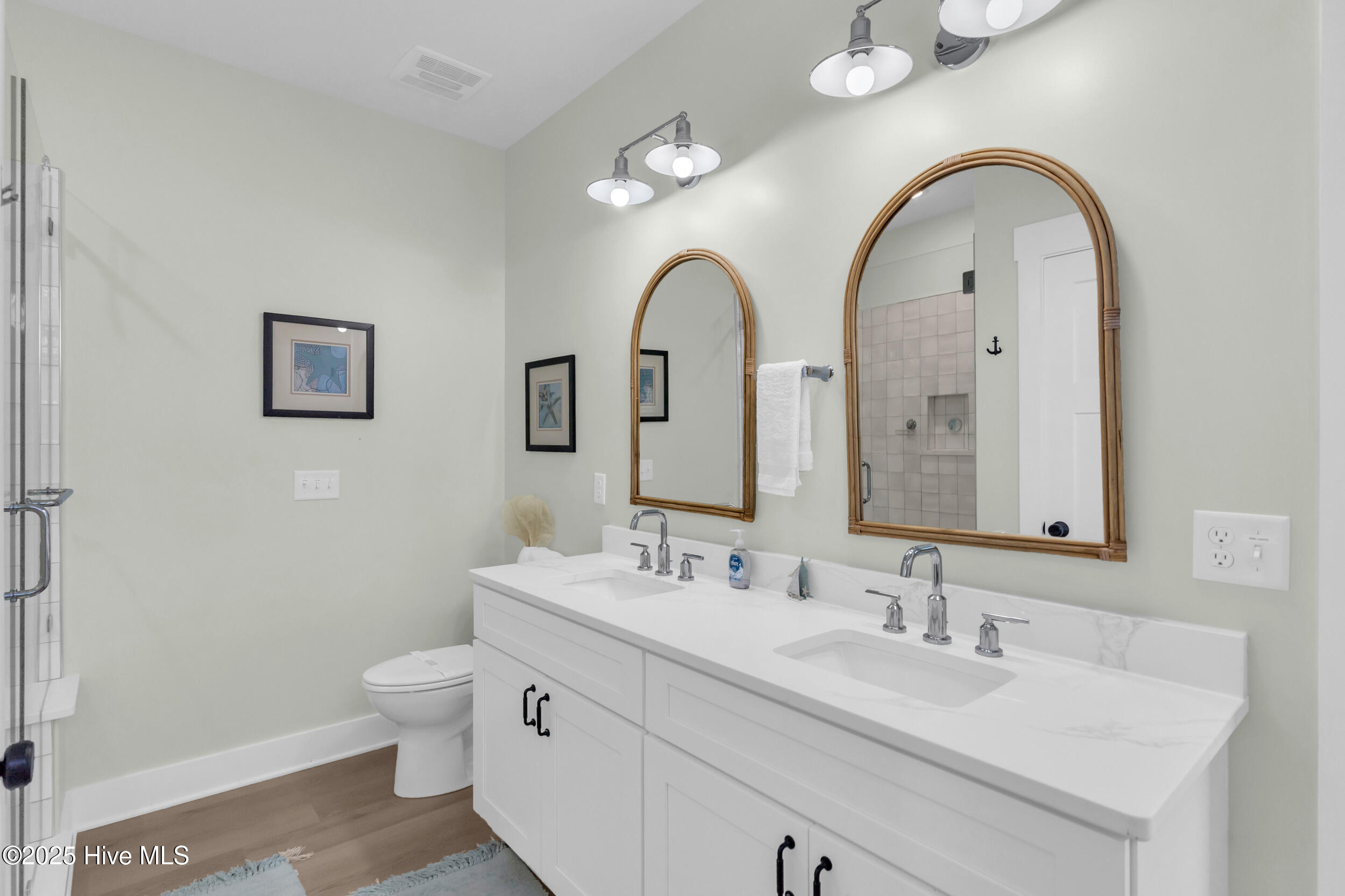 100534529 | Photo 23