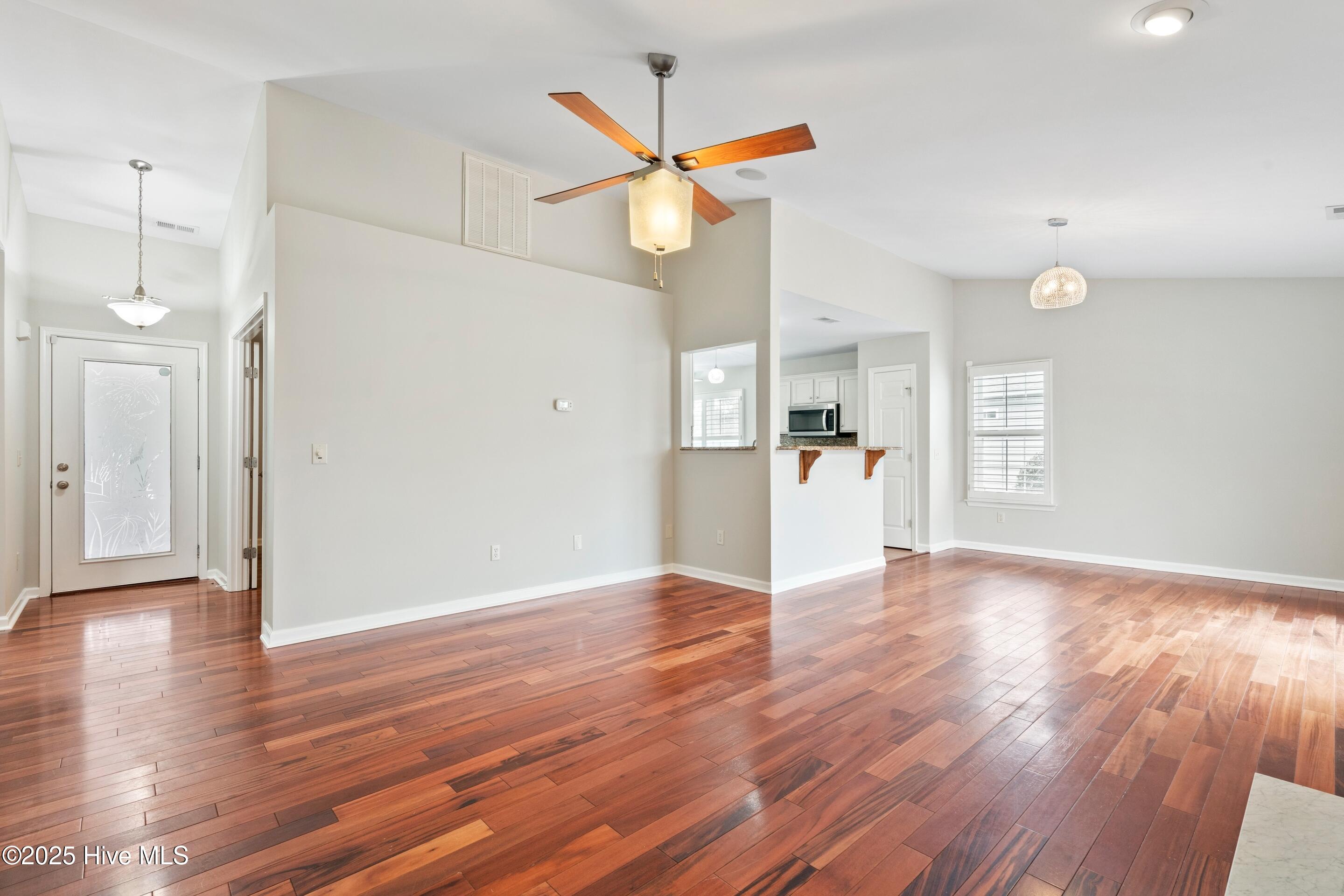 100538877 | Photo 47