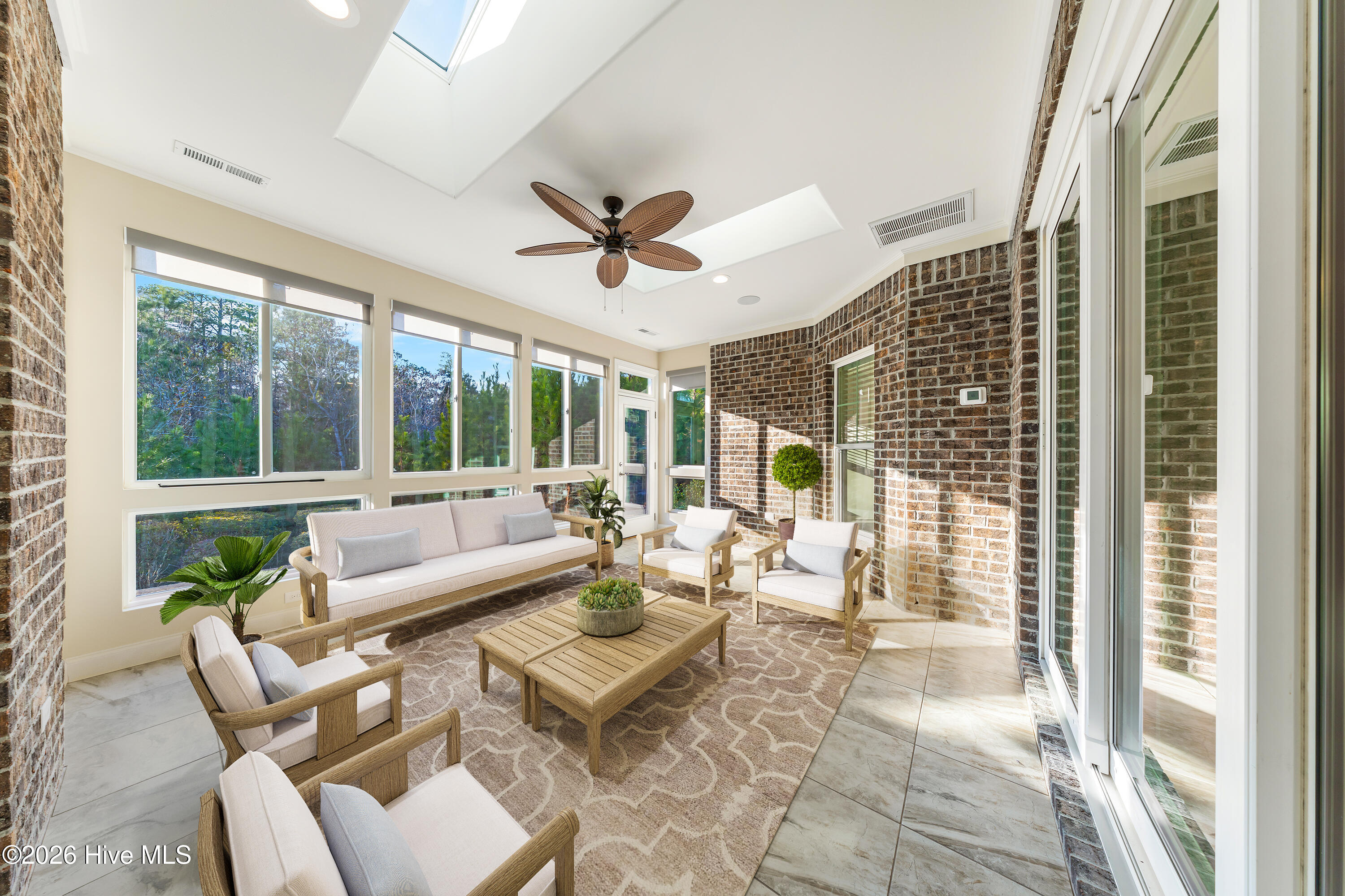 100536175 | Photo 32