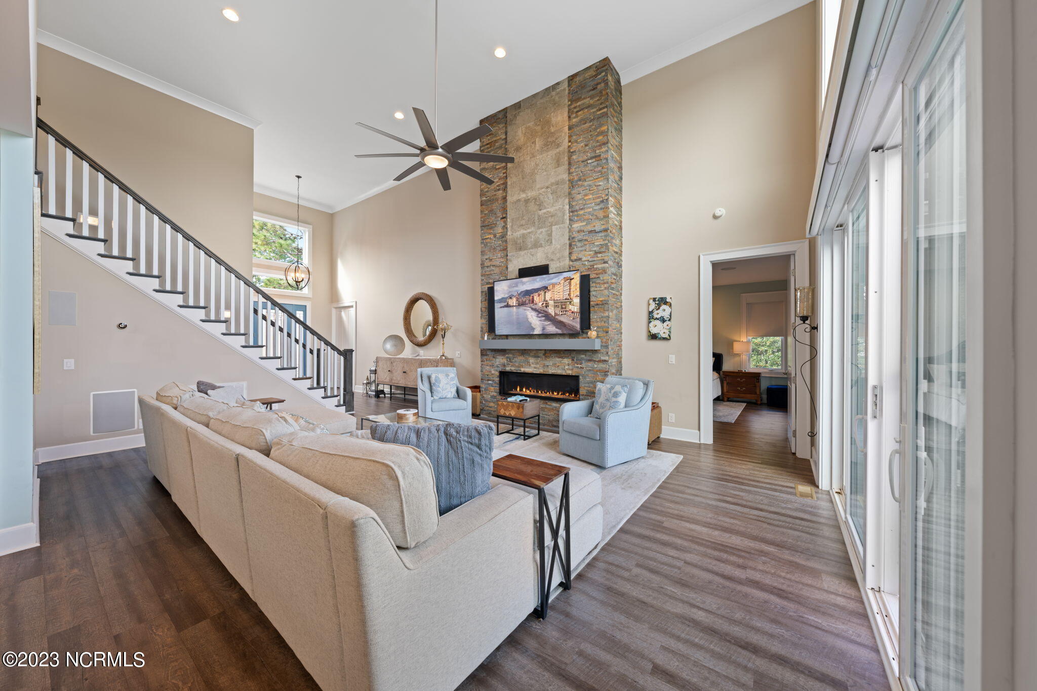 100568274 | Photo 16