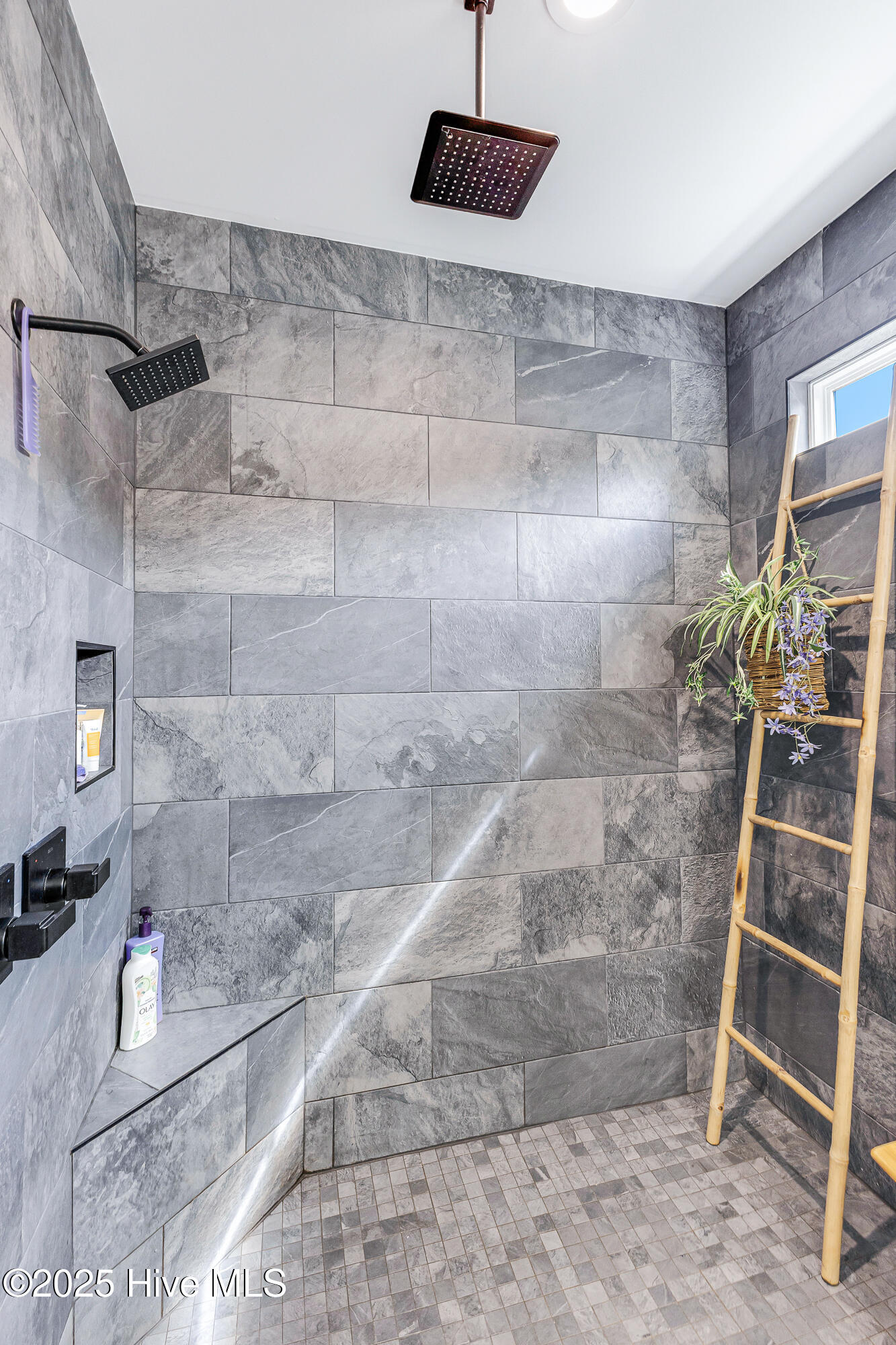 100533188 | Photo 28