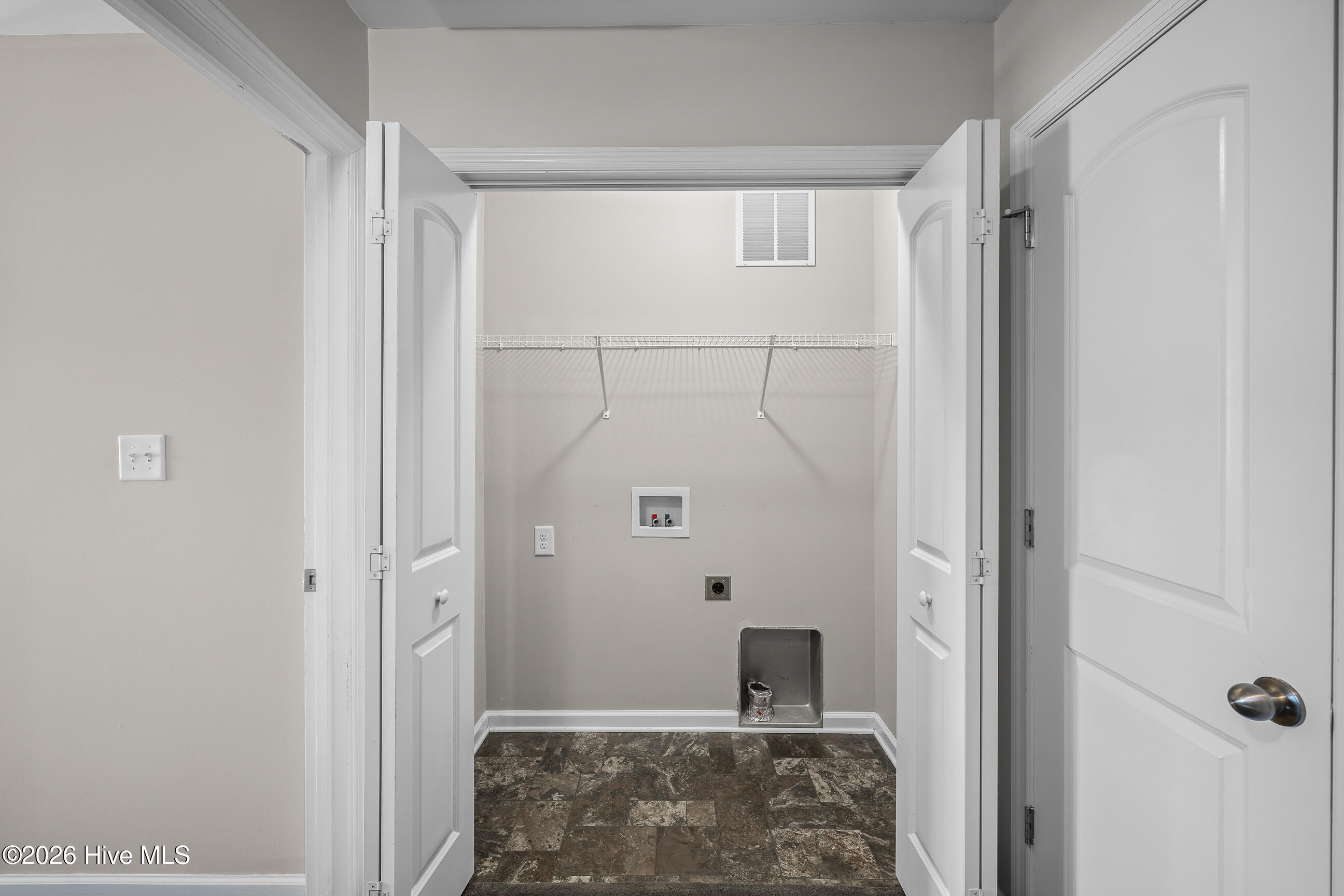 100568364 | Photo 12