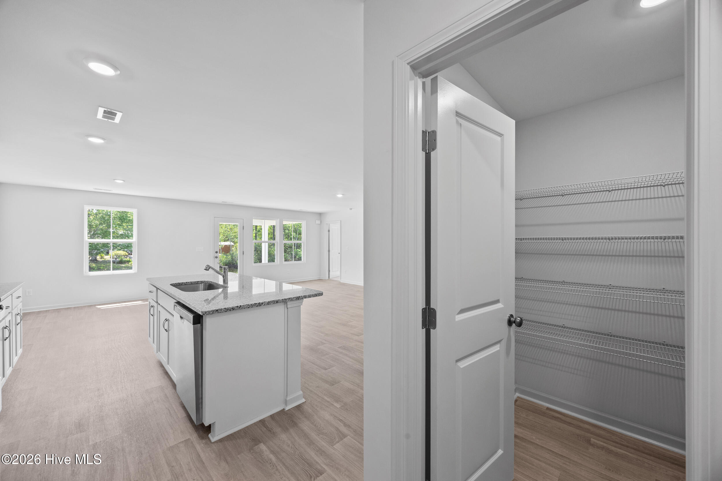 100570043 | Photo 20