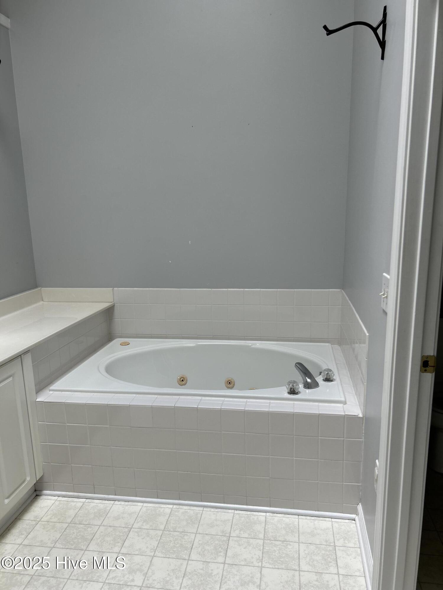 100521084 | Photo 12