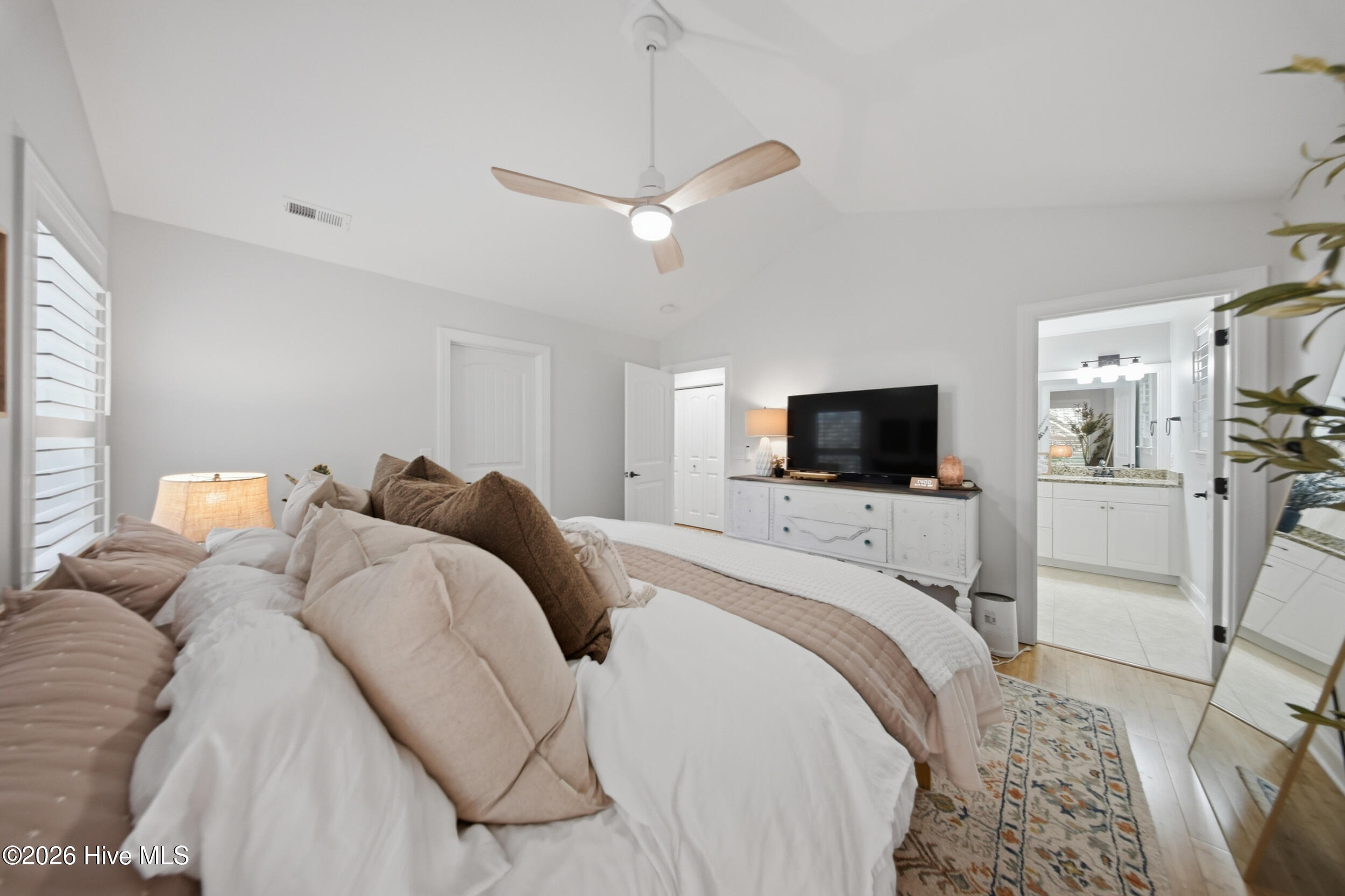 100561155 | Photo 47