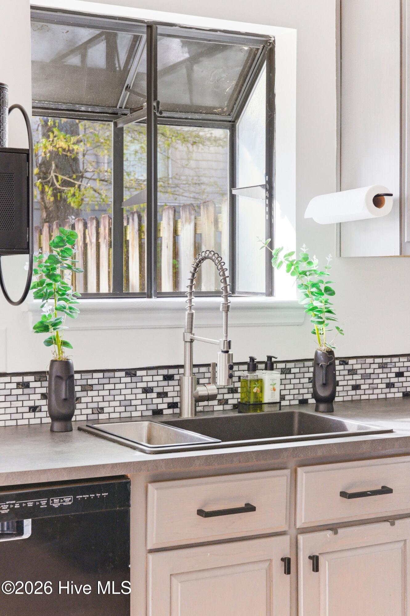 100564632 | Photo 10