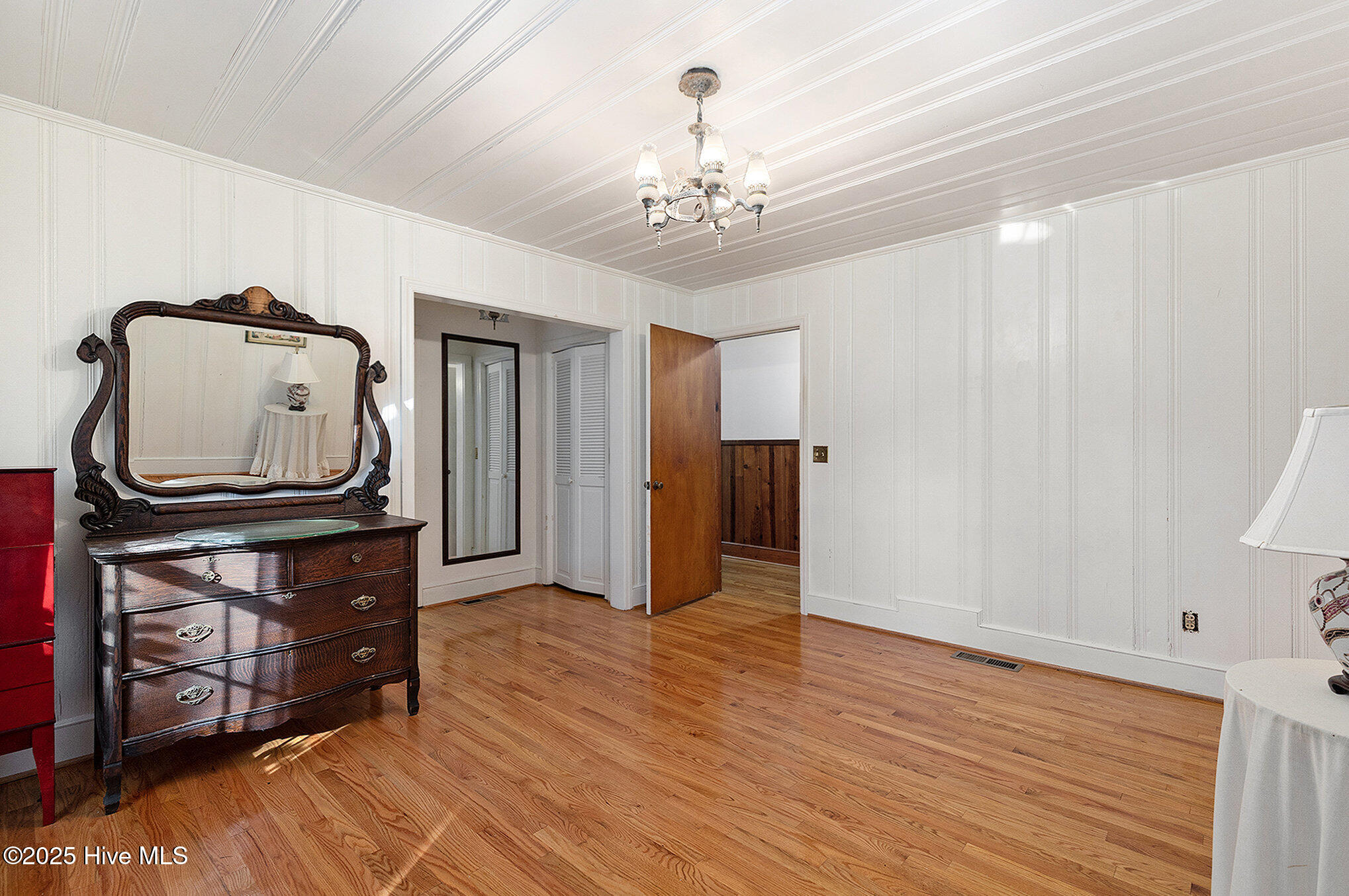 100537209 | Photo 24