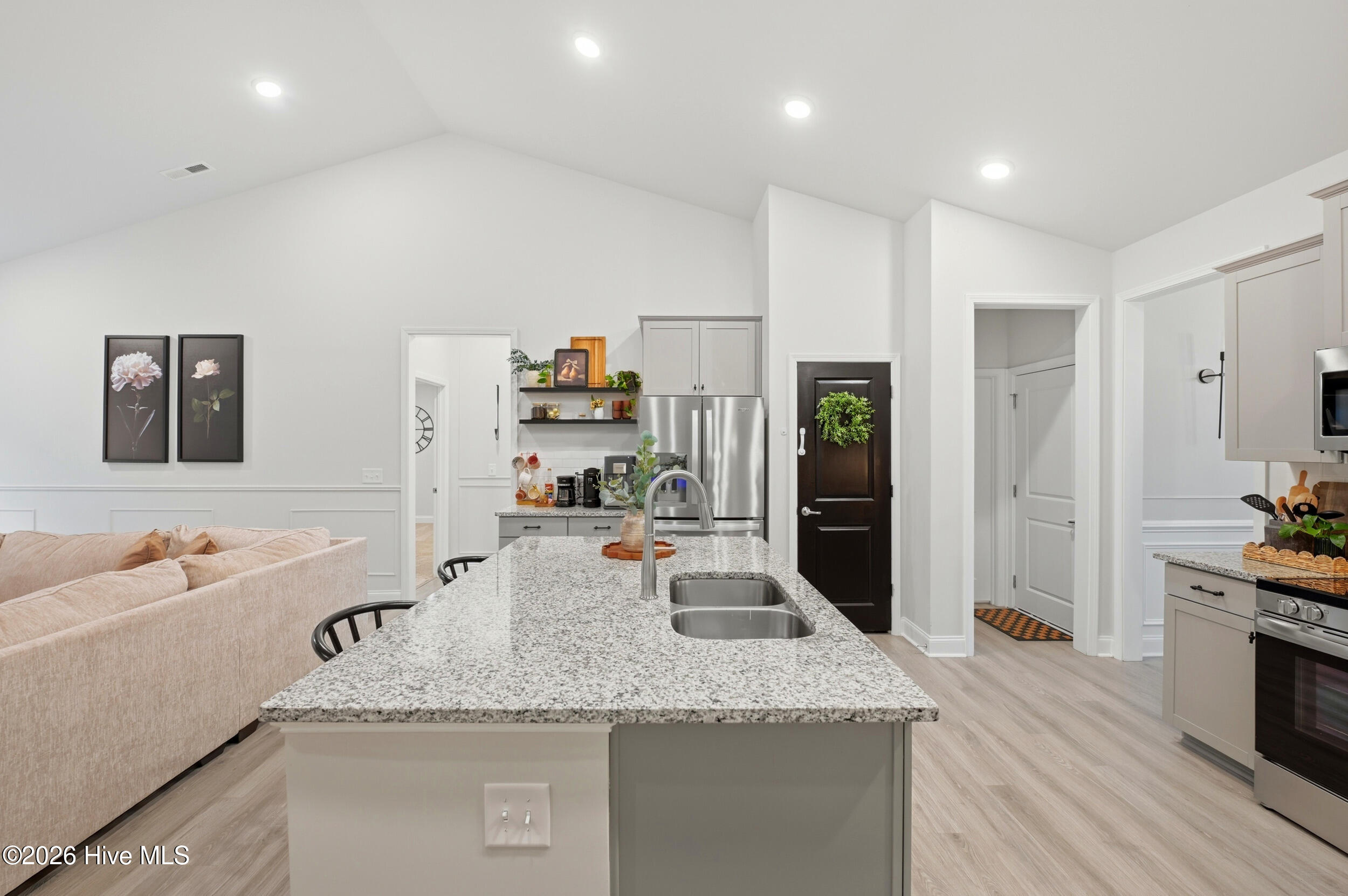 100557848 | Photo 14