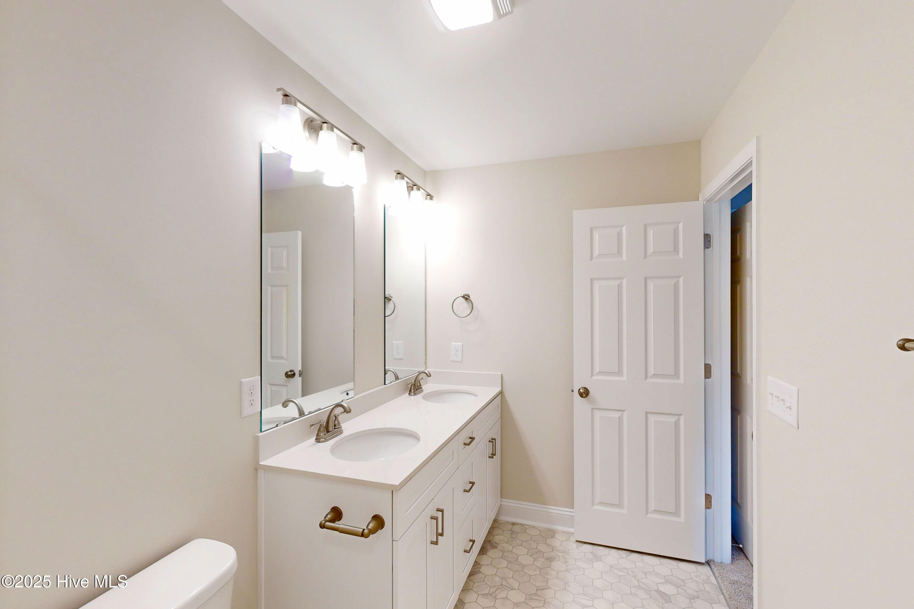 100493008 | Photo 17