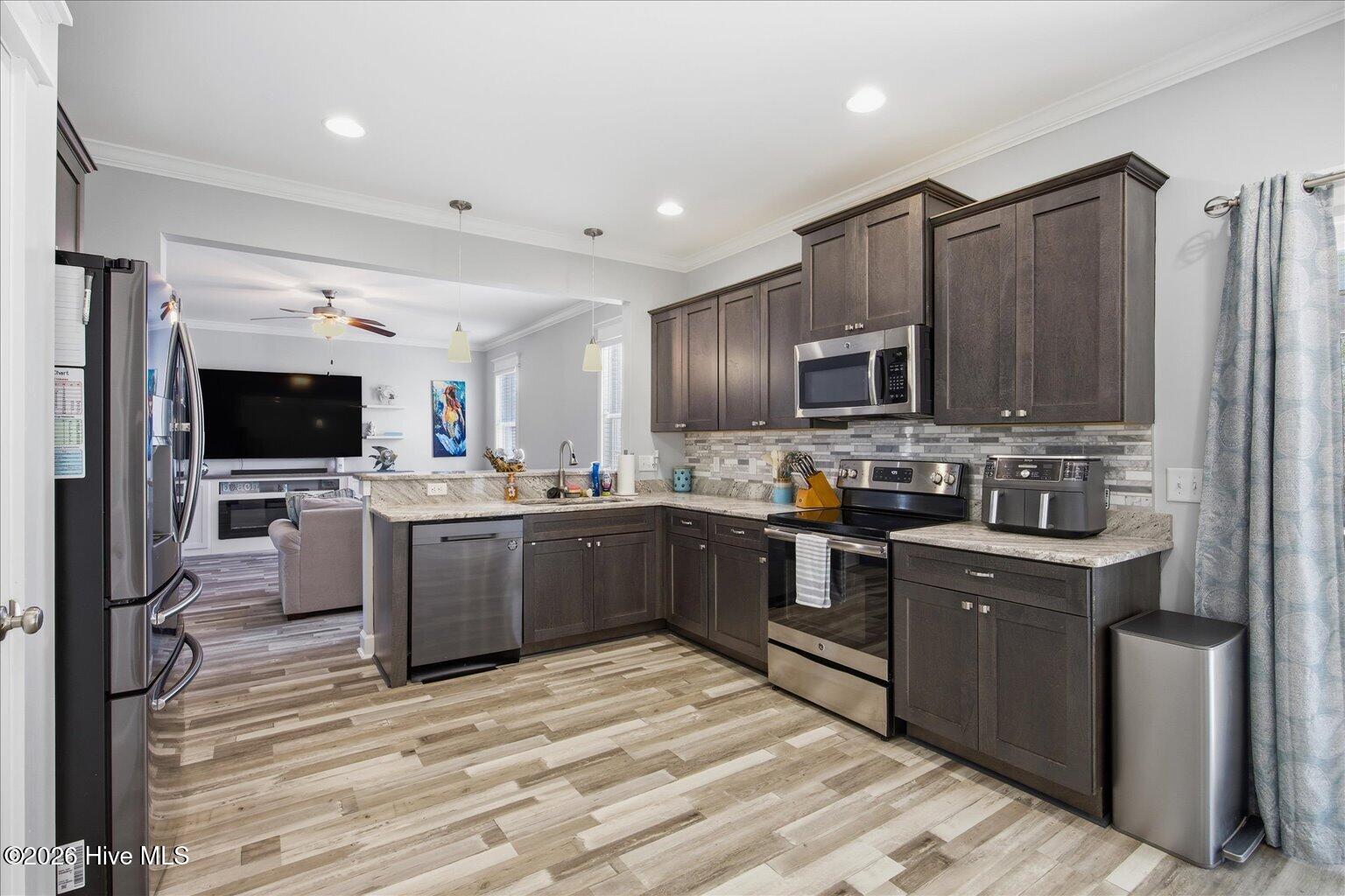 100563352 | Photo 14