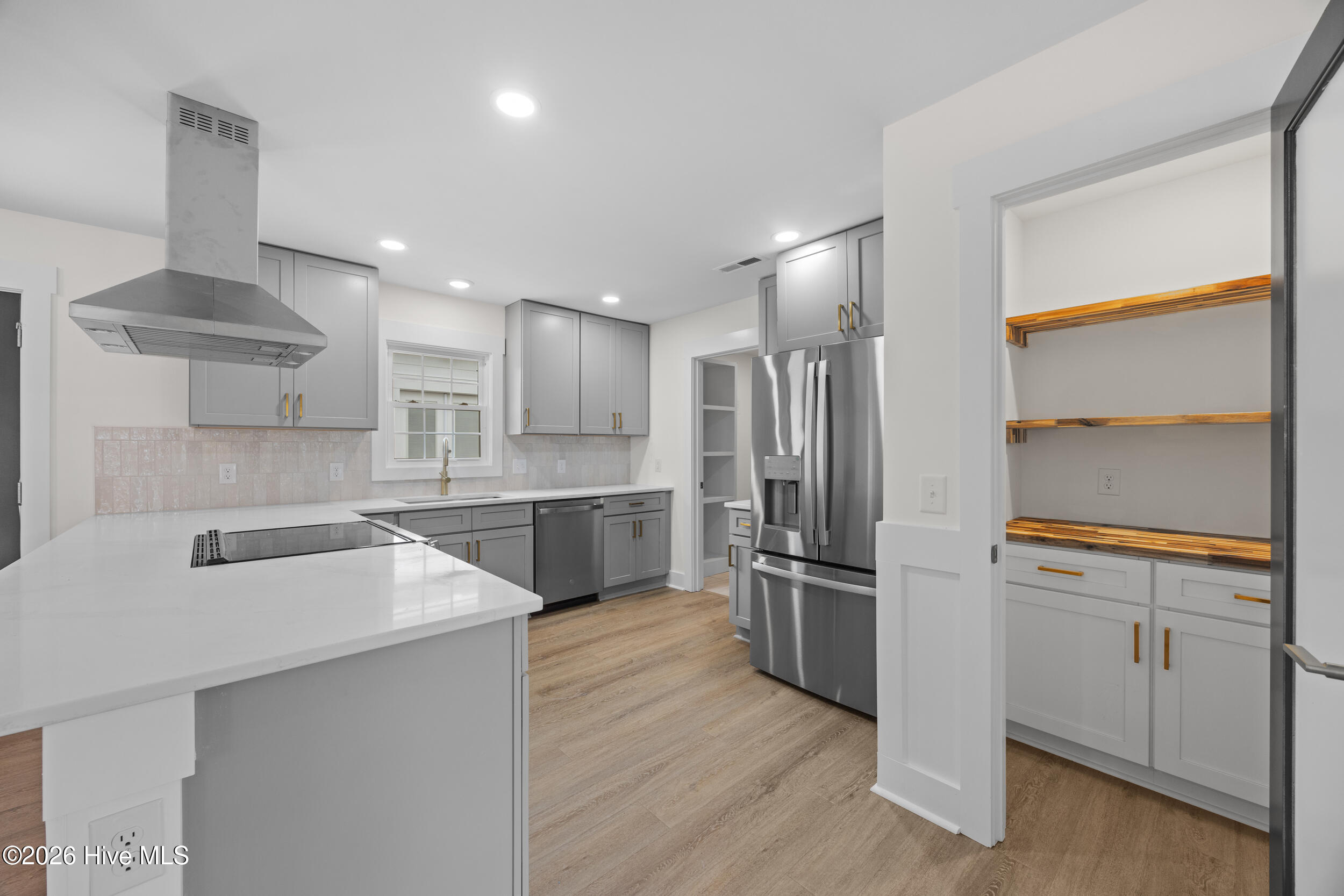 100556943 | Photo 15