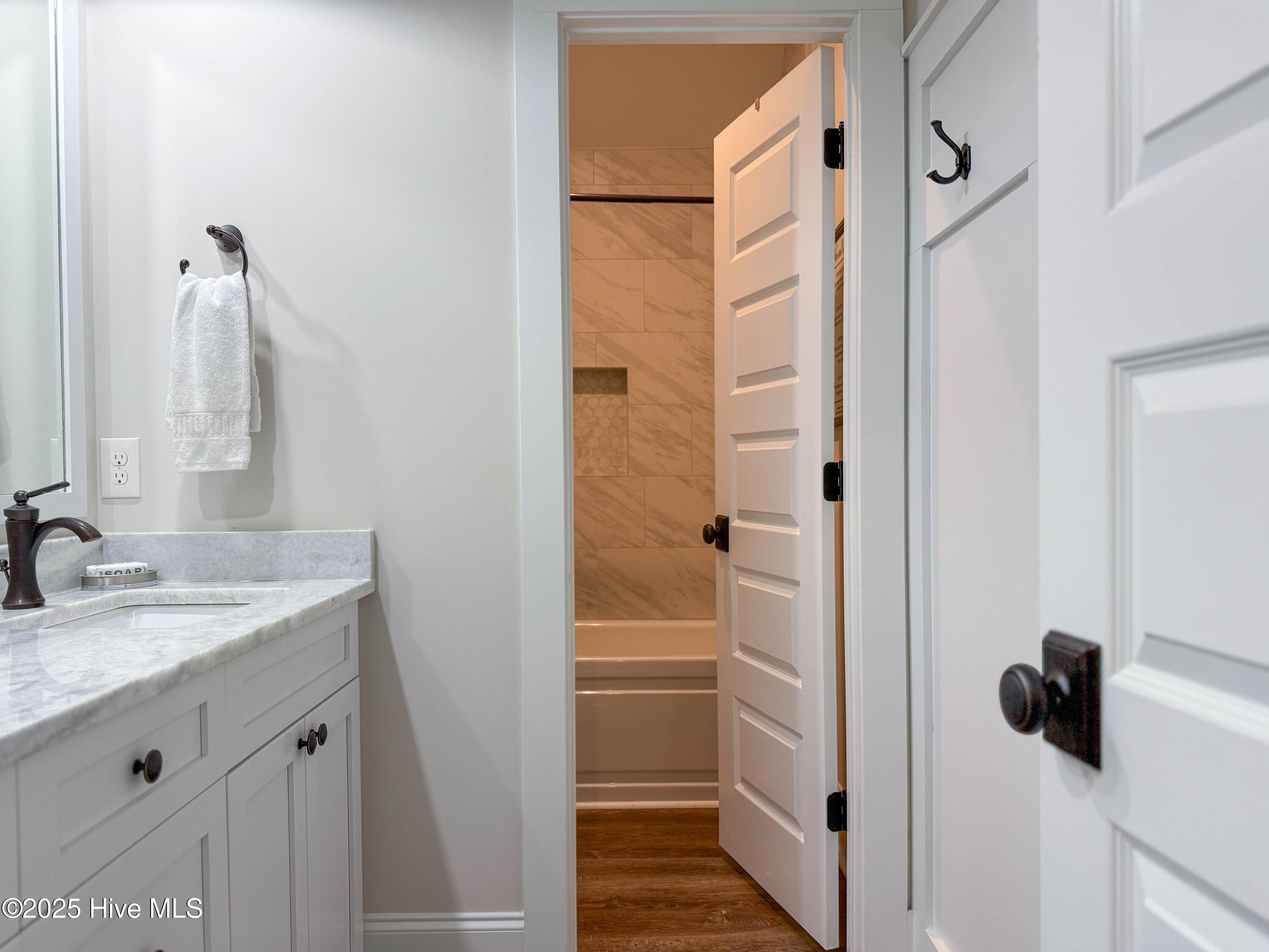 100556308 | Photo 91