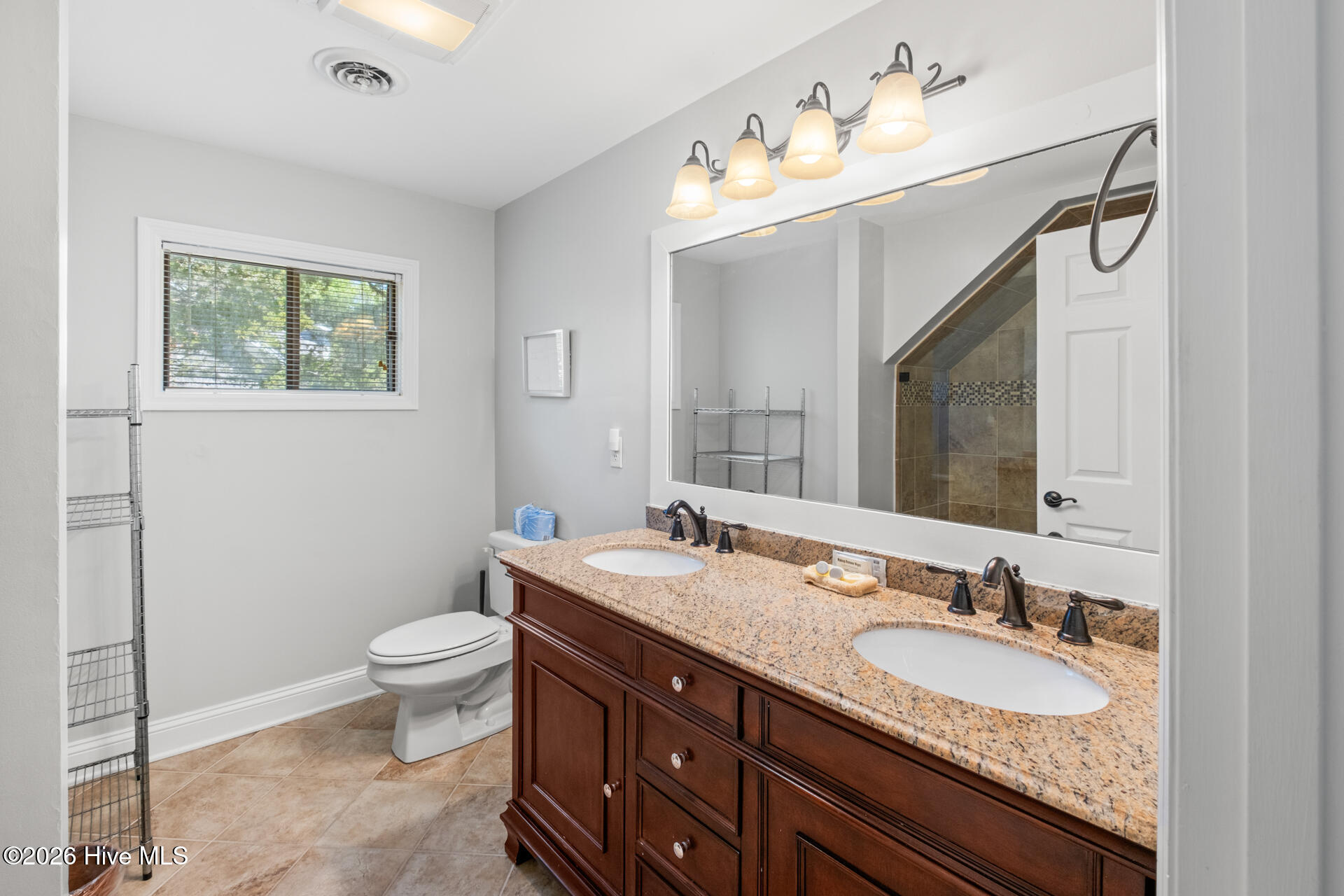 100569244 | Photo 31