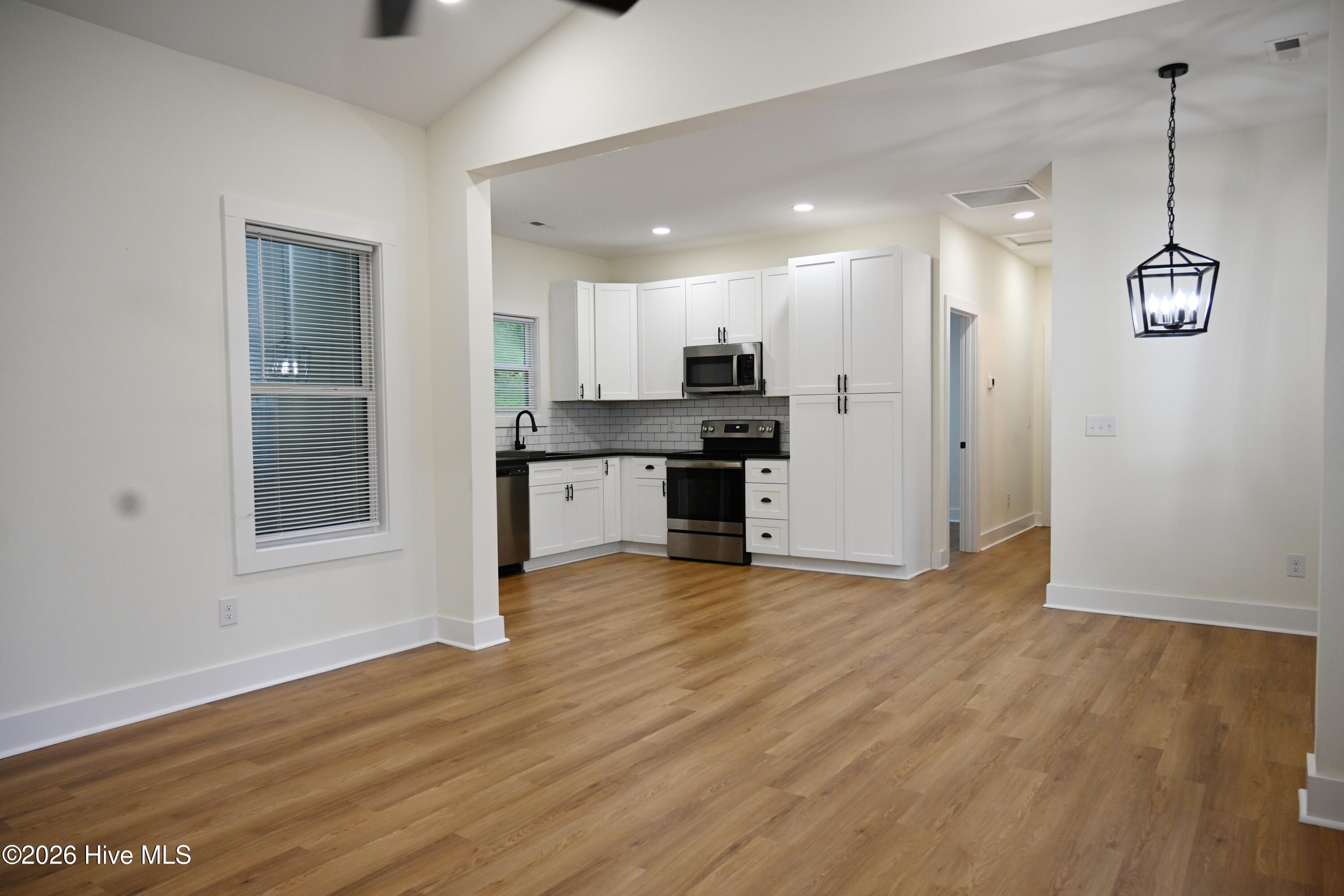 100568666 | Photo 21