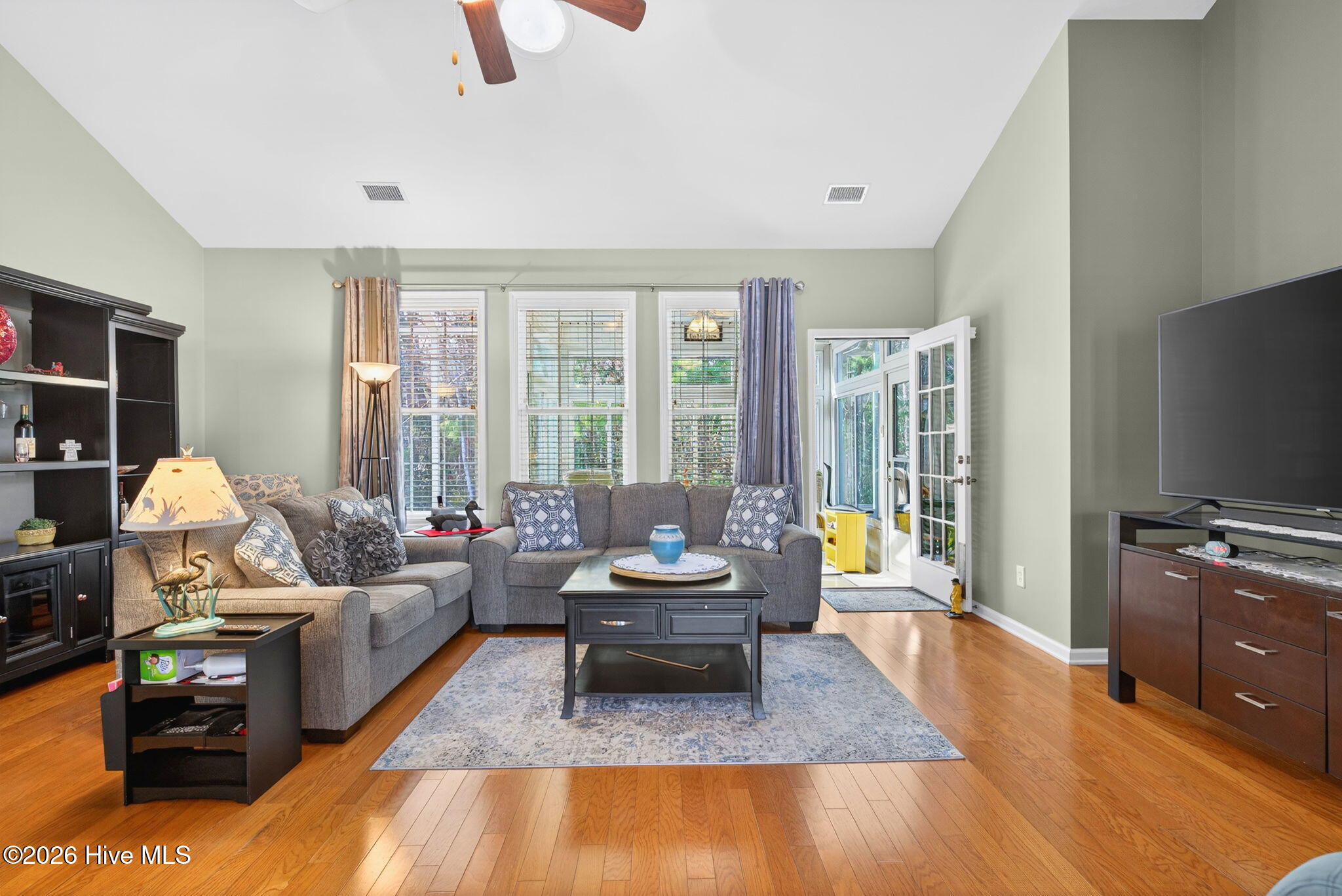 100558240 | Photo 10